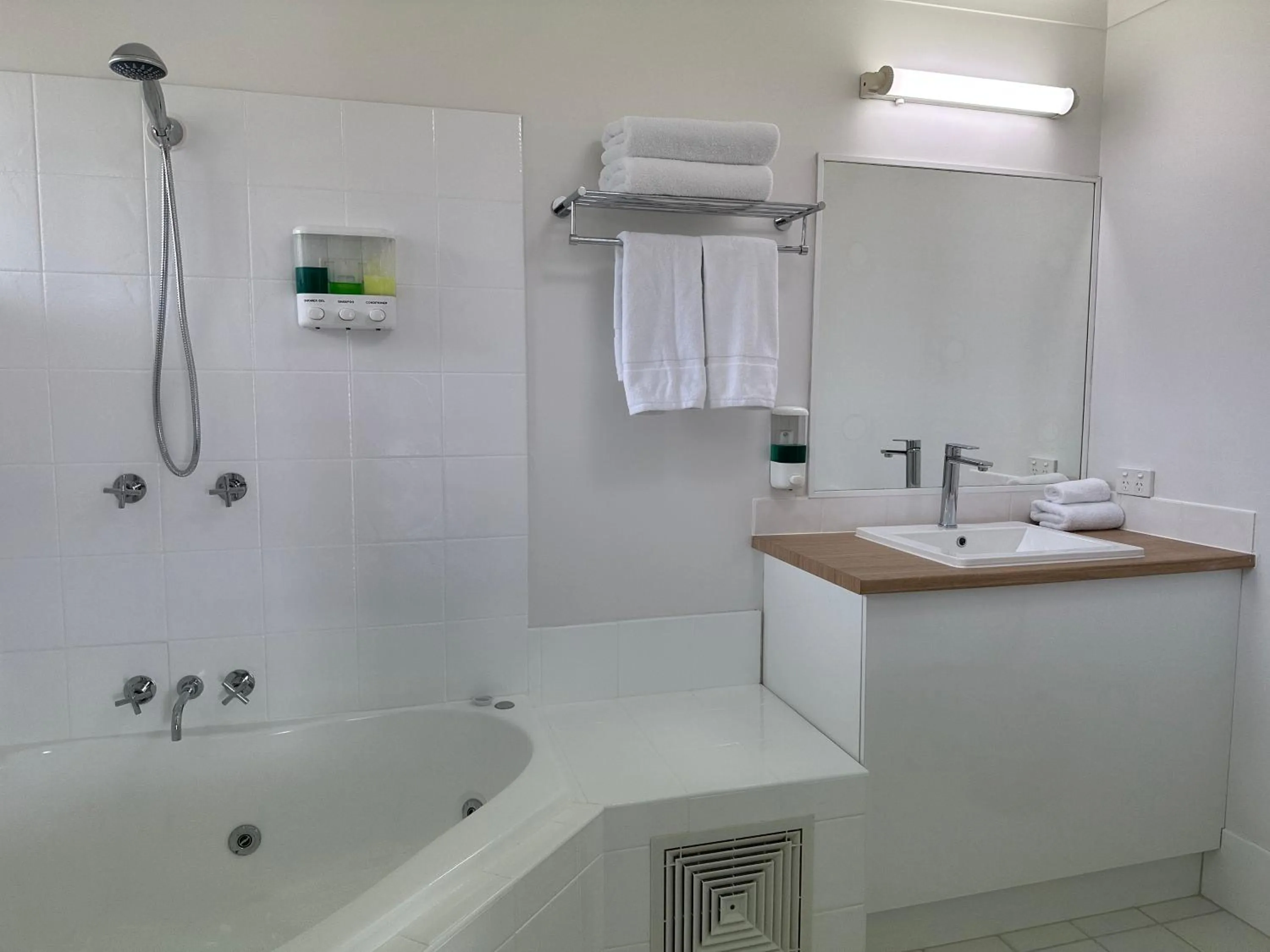 Shower in Logan City Motor Inn