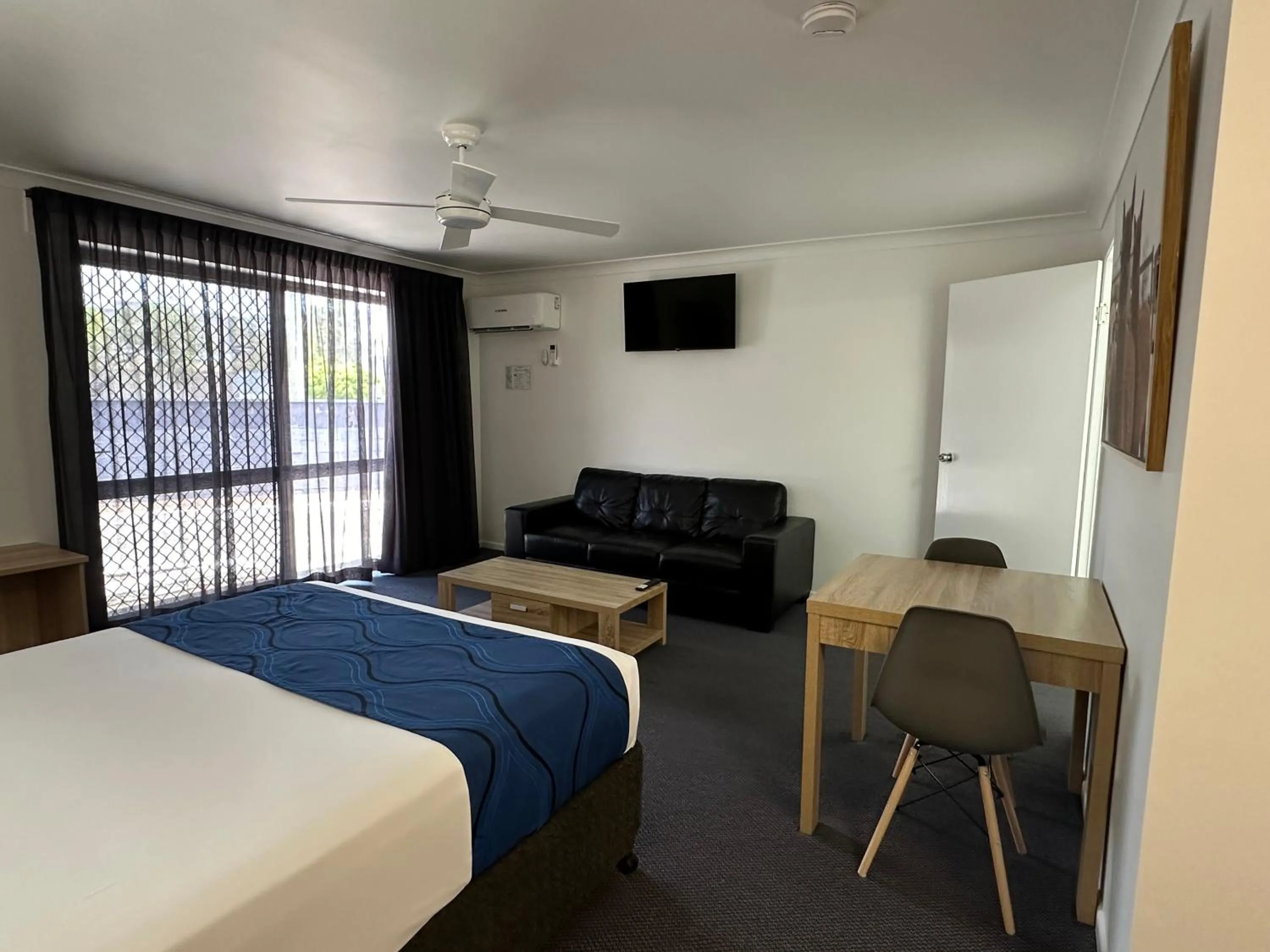 Photo of the whole room, Bed in Logan City Motor Inn