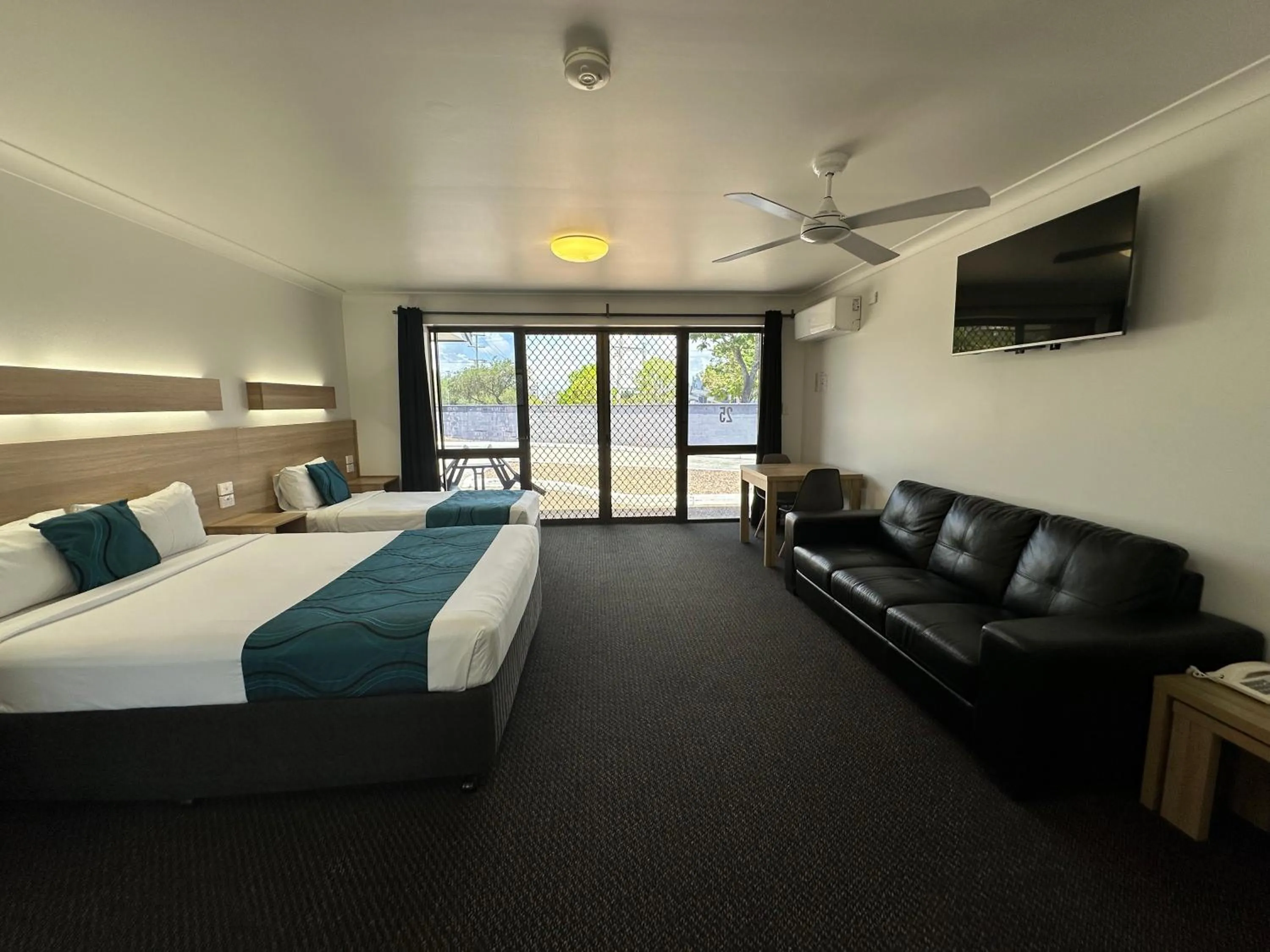 Photo of the whole room, Bed in Logan City Motor Inn
