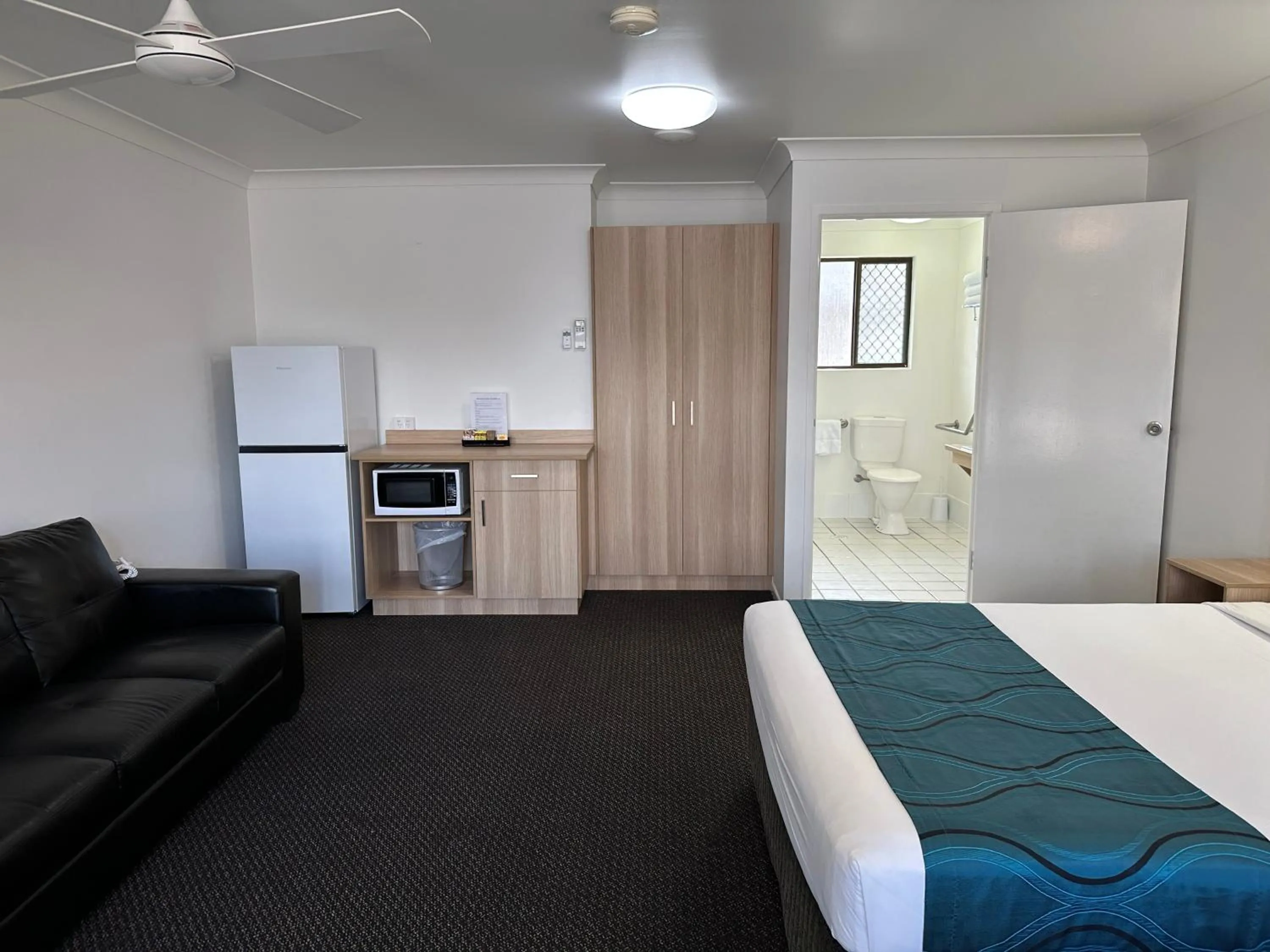 Bathroom, Bed in Logan City Motor Inn