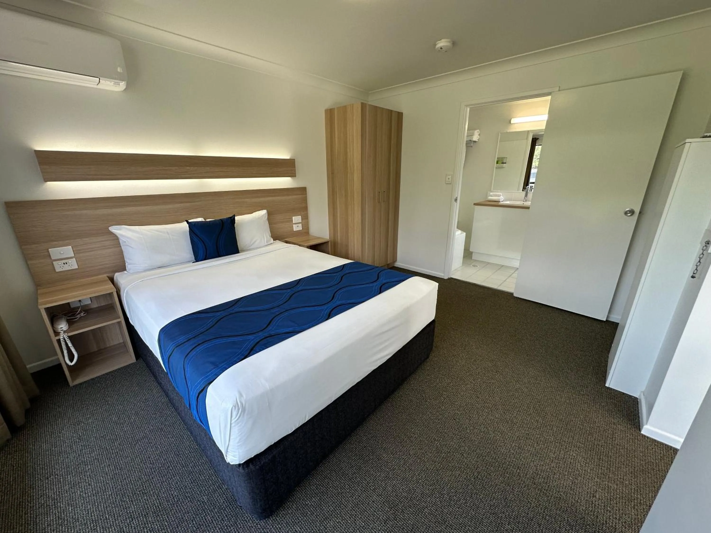 Bathroom, Bed in Logan City Motor Inn