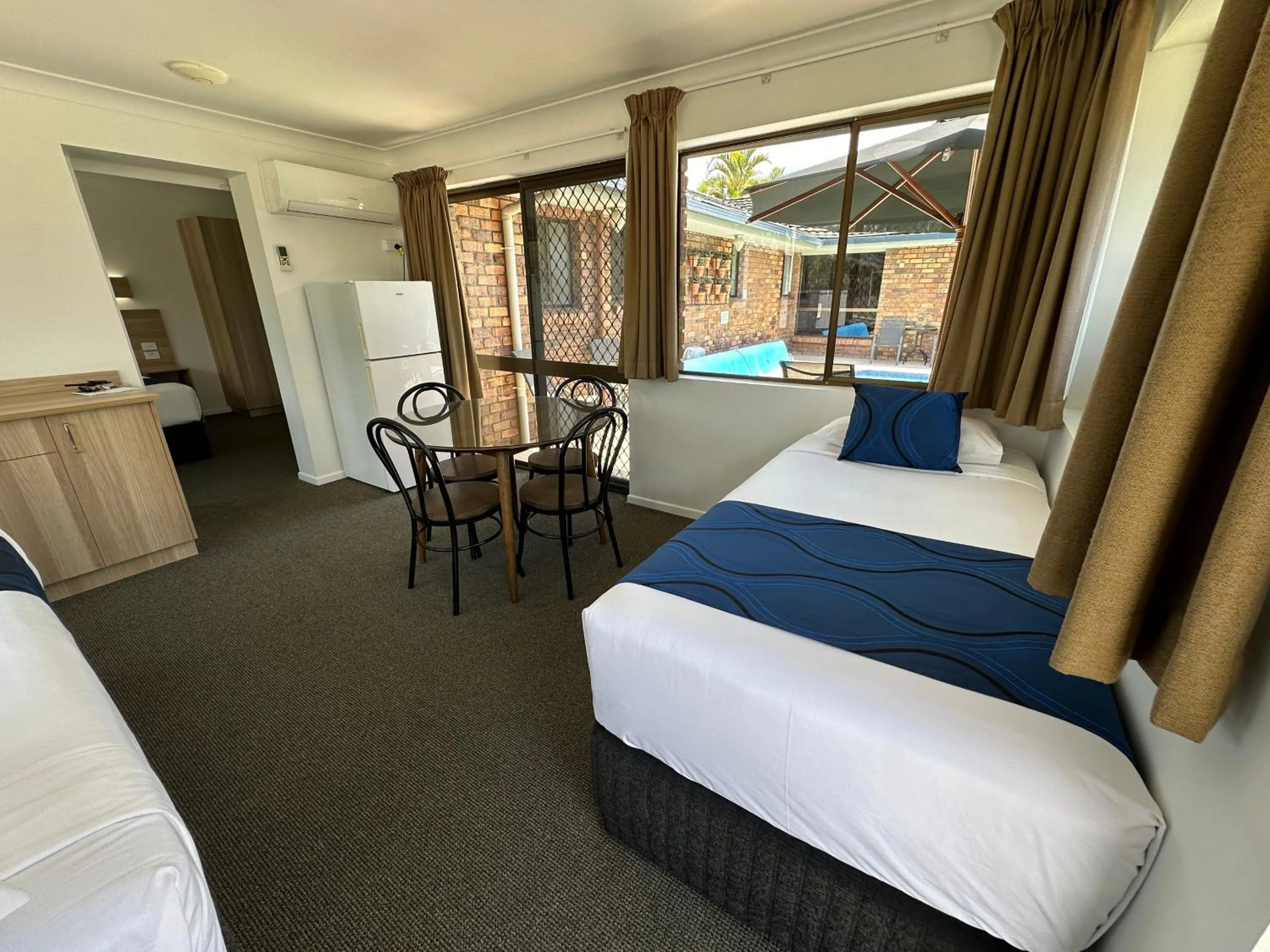 Pool view, Bed in Logan City Motor Inn