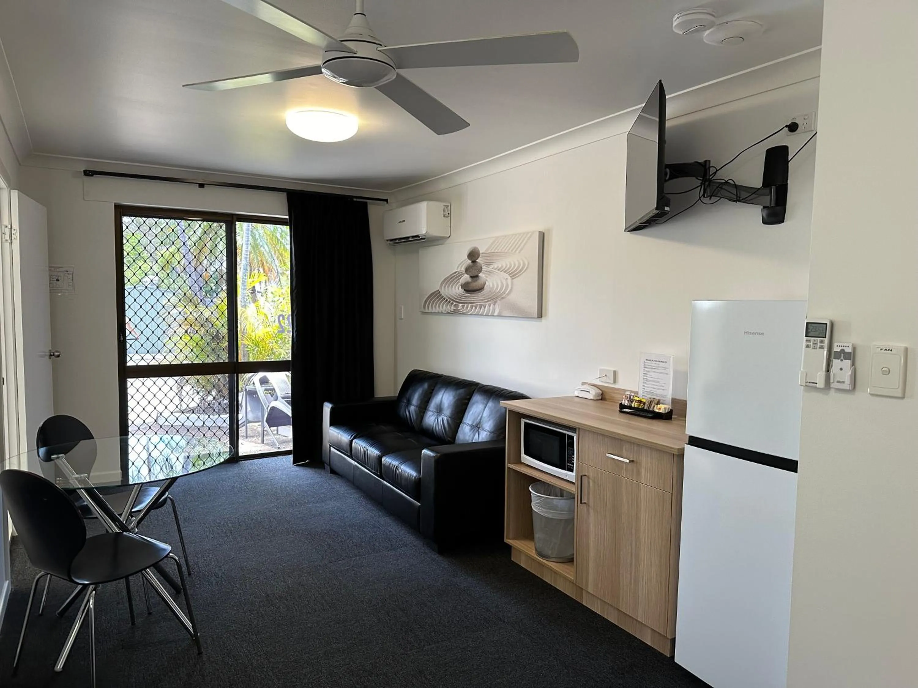 Photo of the whole room in Logan City Motor Inn