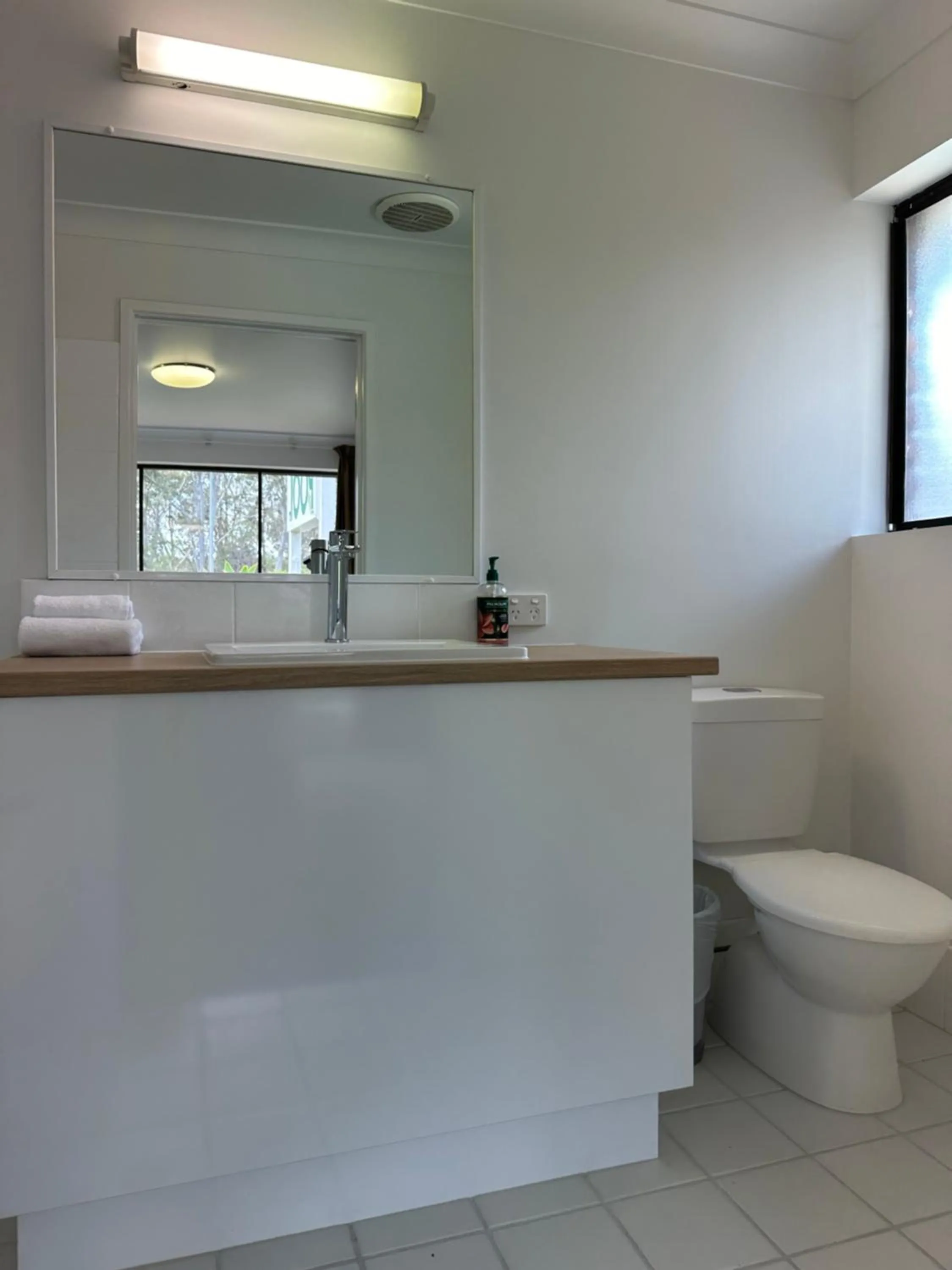 Toilet in Logan City Motor Inn