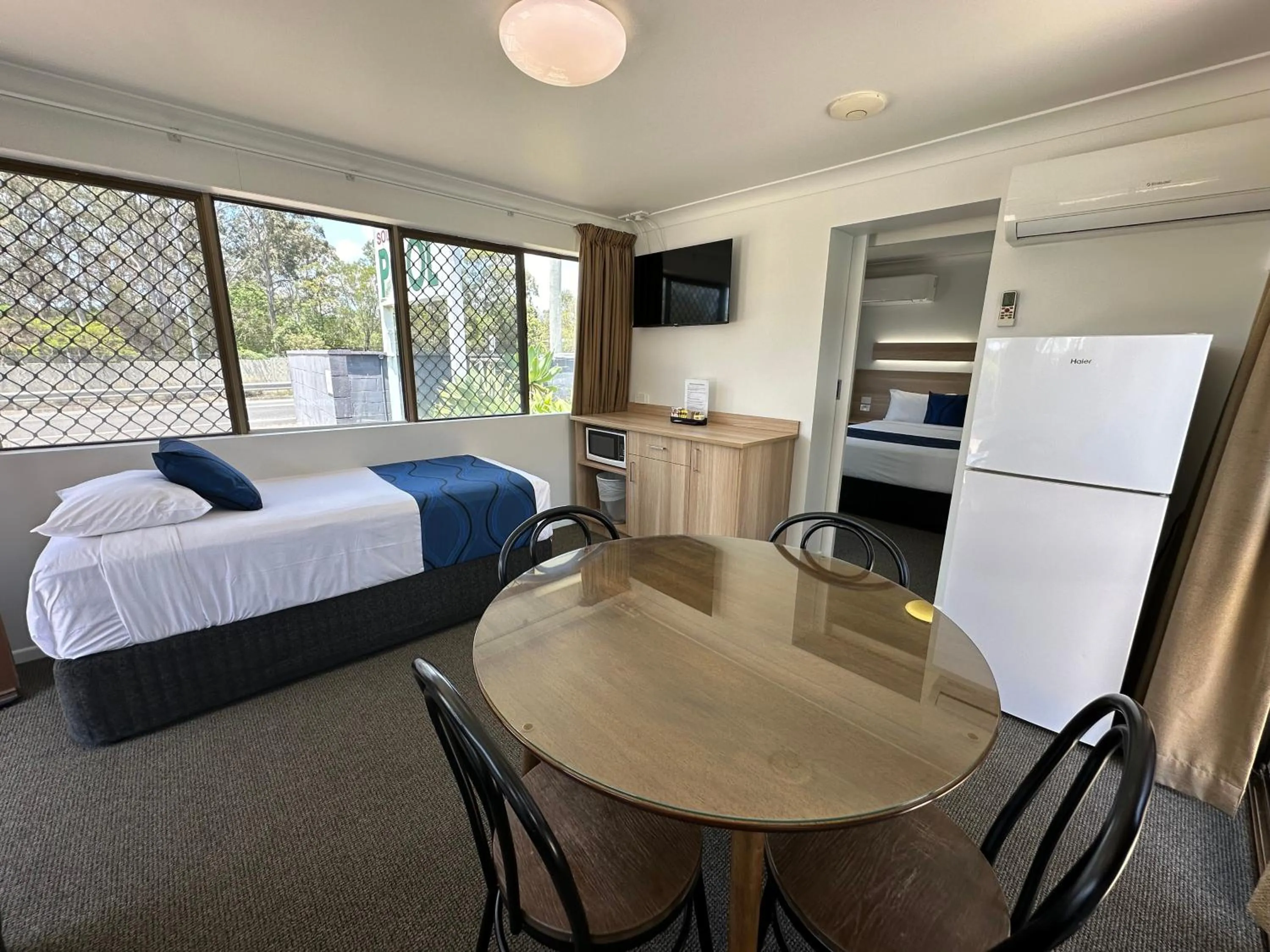 Bedroom, Bed in Logan City Motor Inn