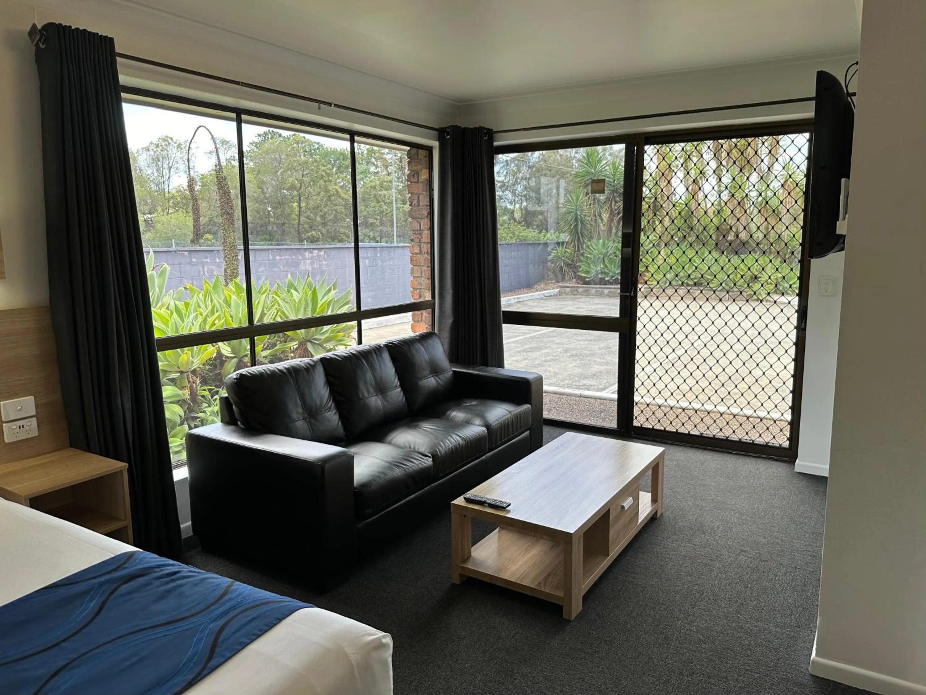 Seating area, Bed in Logan City Motor Inn