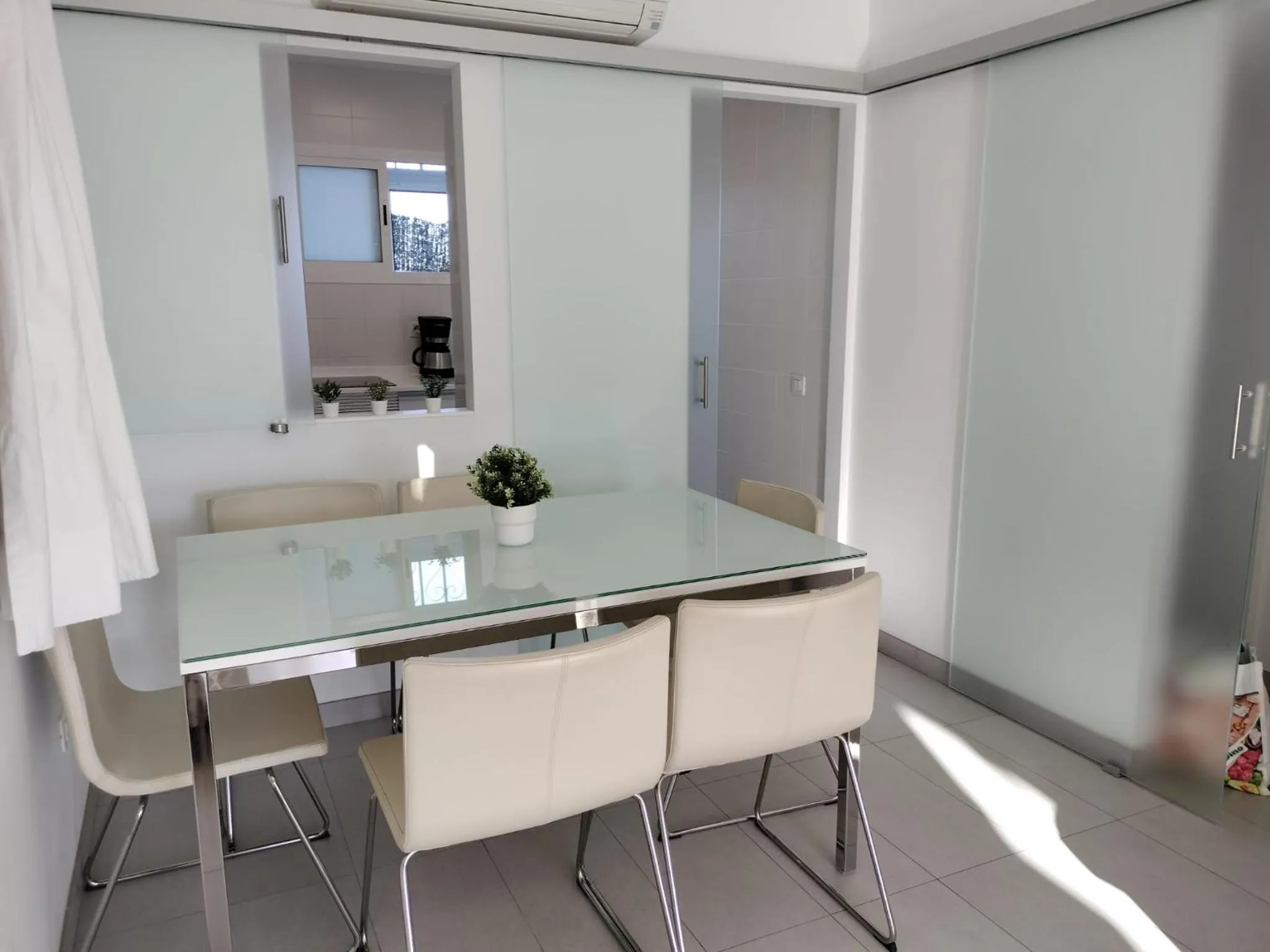 Dining area in Apartamentos Los Balandros by SunHousesCanarias