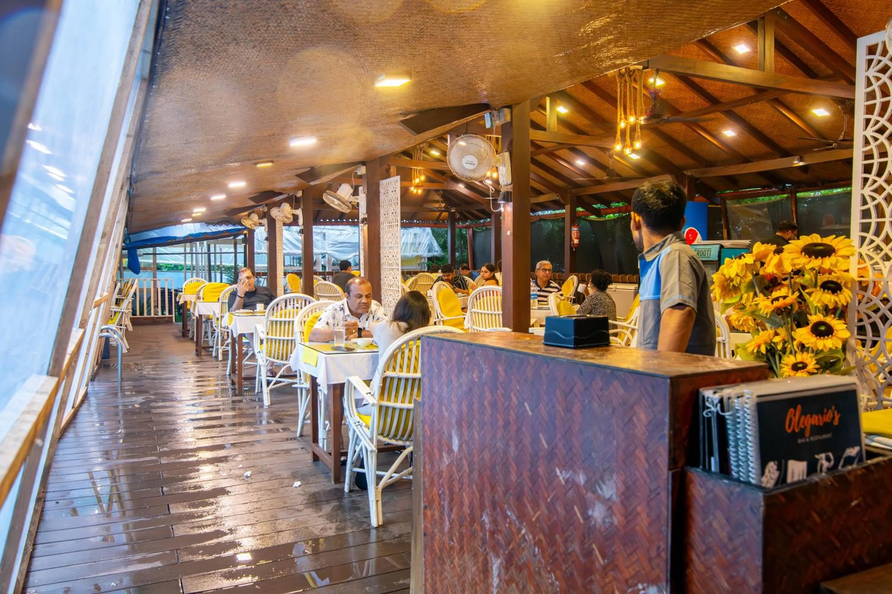 Restaurant/places to eat in Santana Beach Resort
