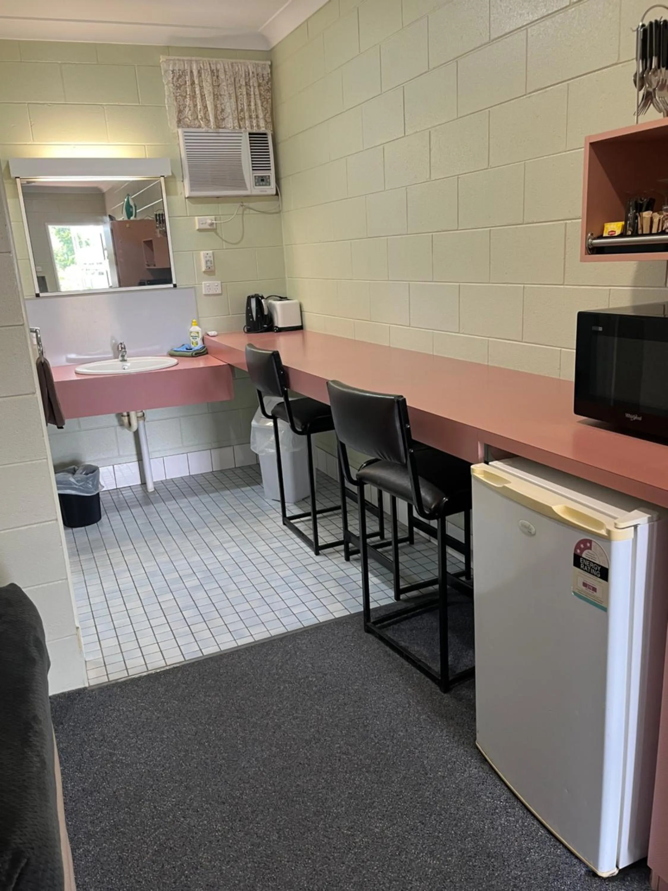 Kitchen or kitchenette in Yungaburra Park Motel