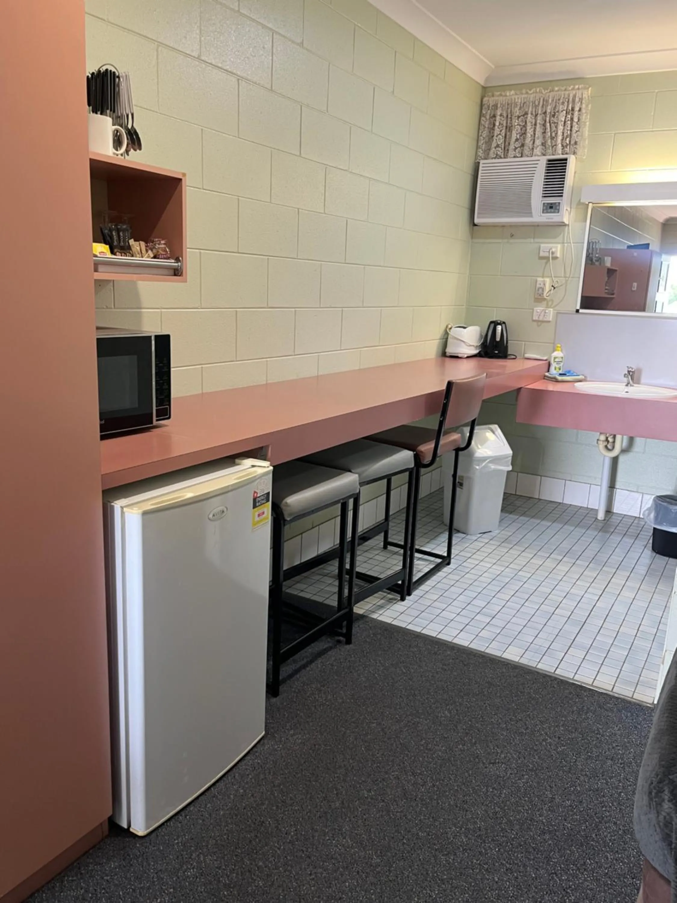 Kitchen or kitchenette in Yungaburra Park Motel