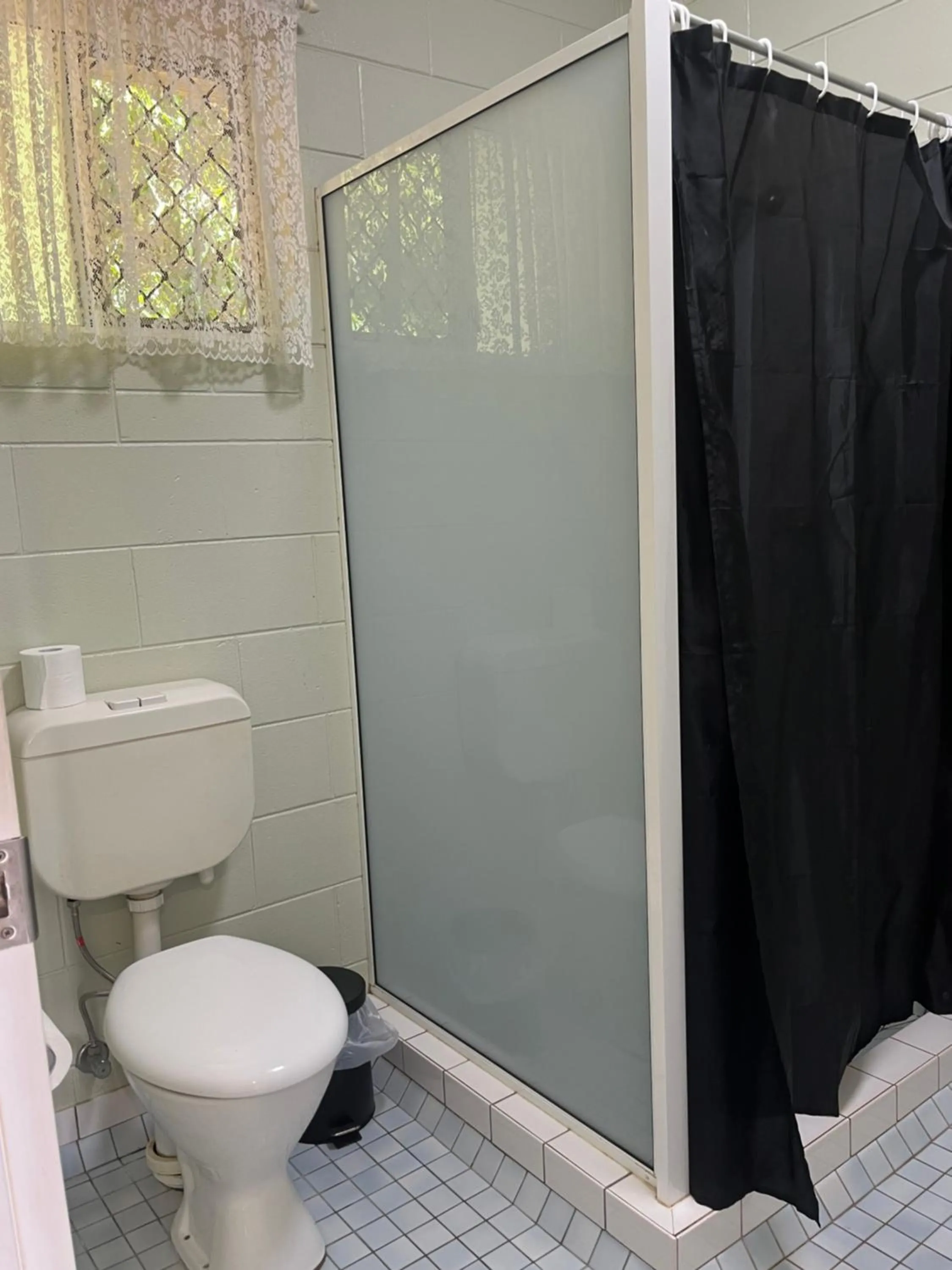 Bathroom in Yungaburra Park Motel