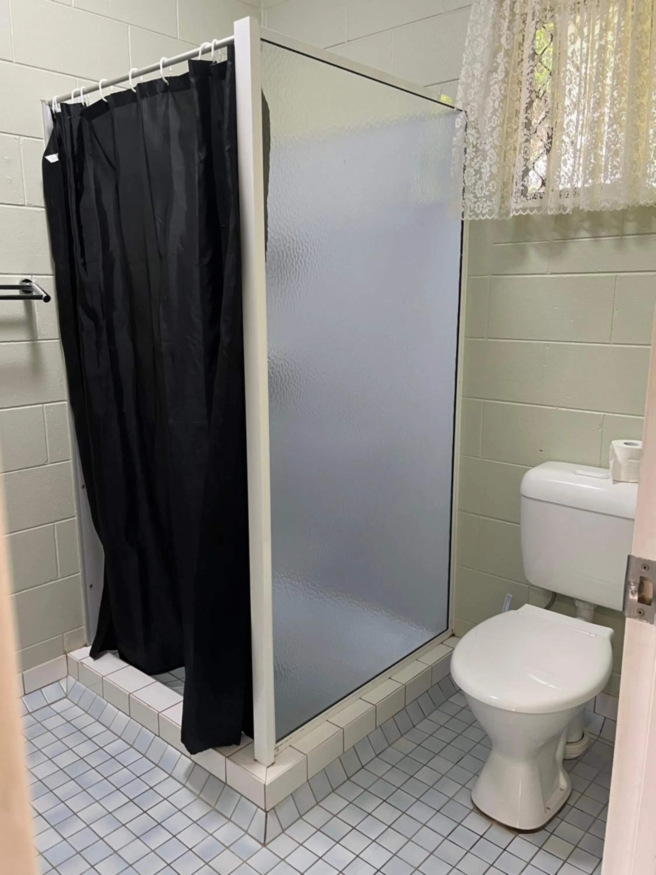 Bathroom in Yungaburra Park Motel