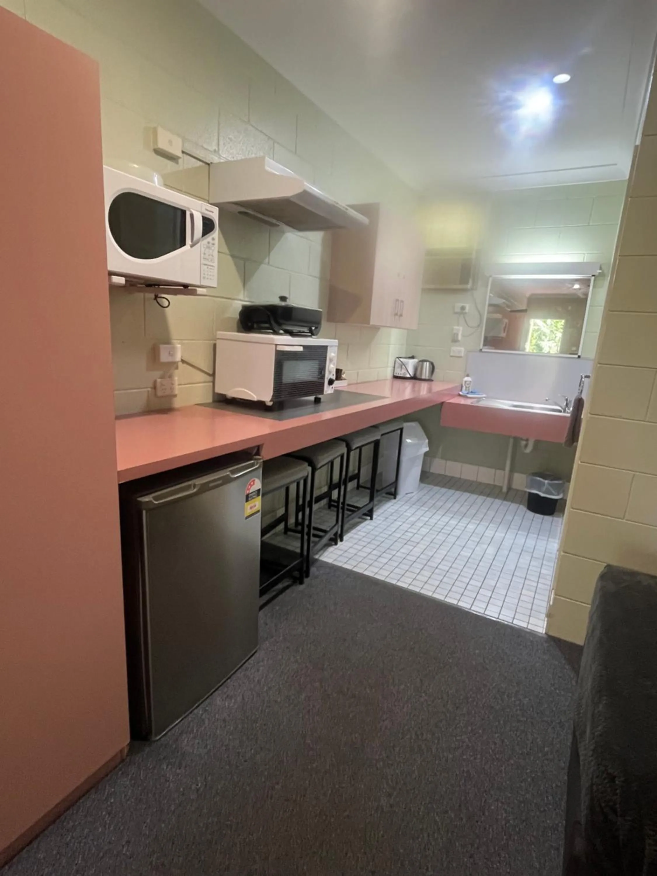 Kitchen or kitchenette in Yungaburra Park Motel