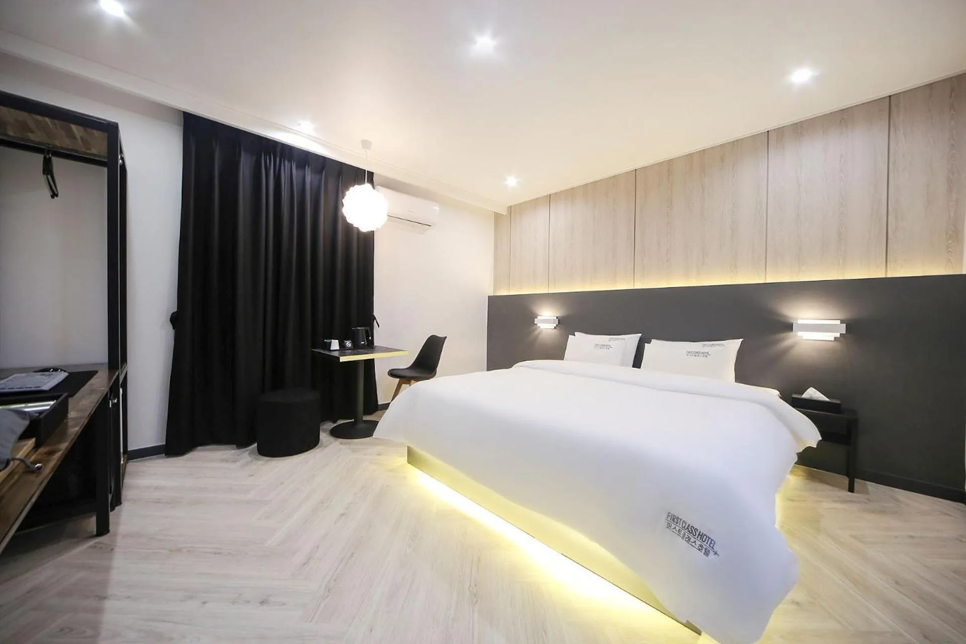 Bed in Masan First Class Hotel