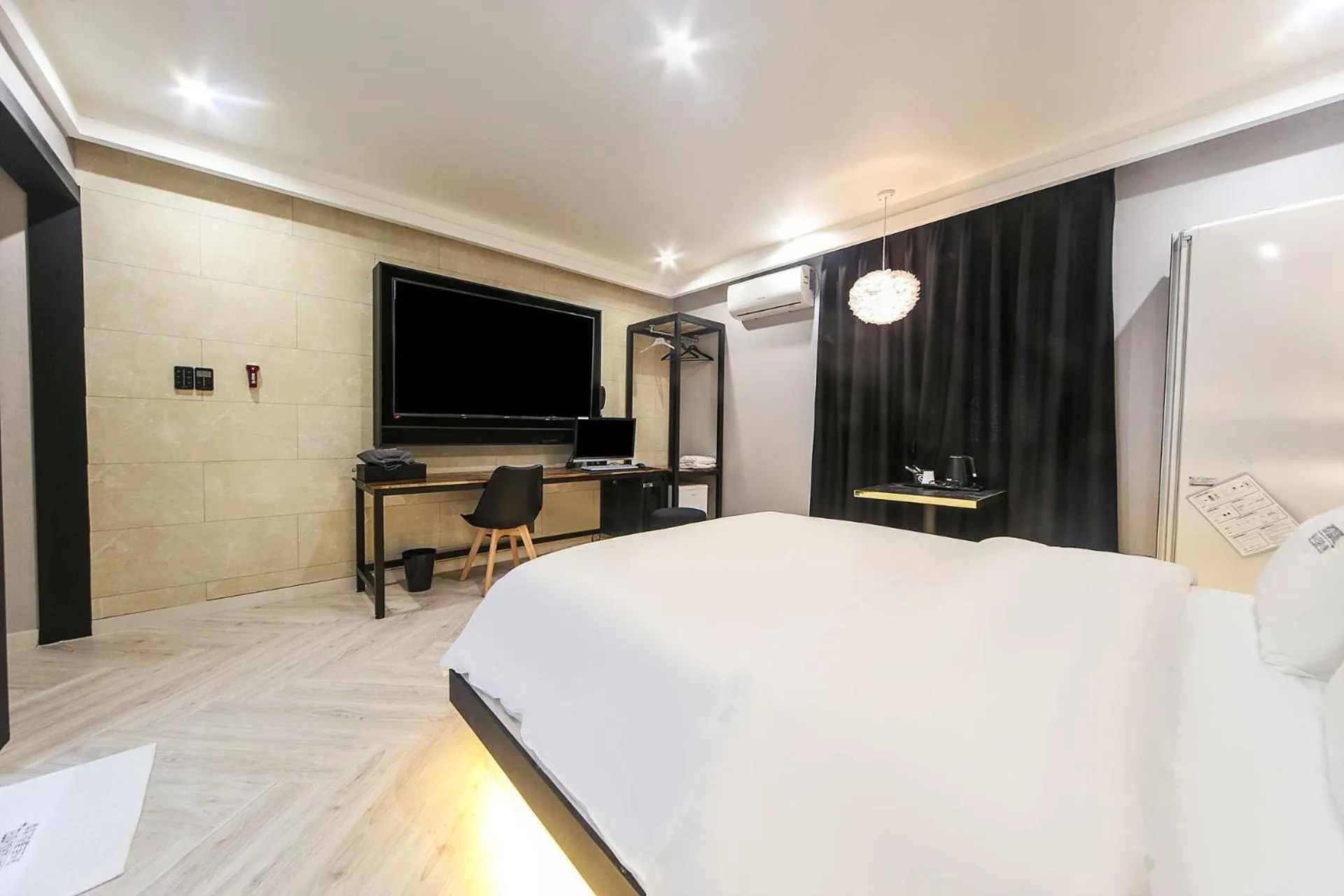 Bed in Masan First Class Hotel