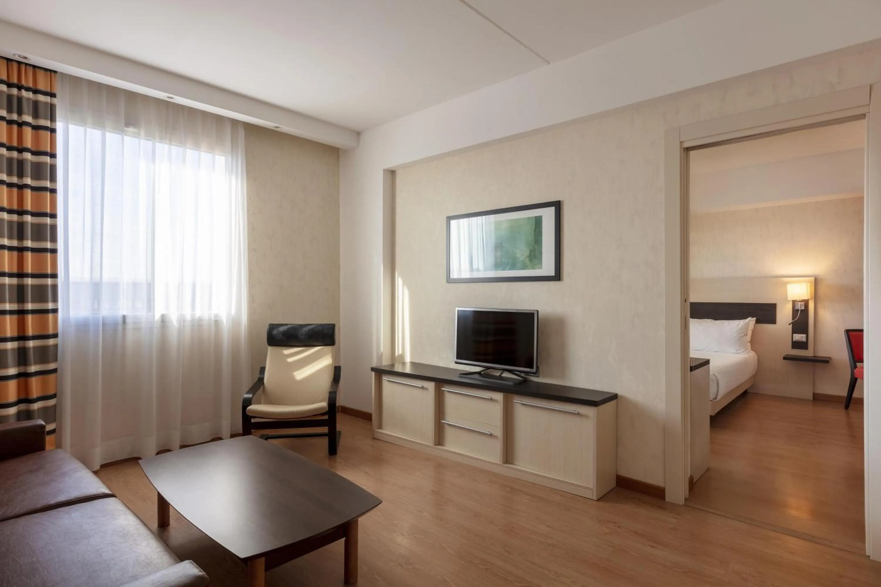 Living room, Bed in Hilton Garden Inn Rome Airport