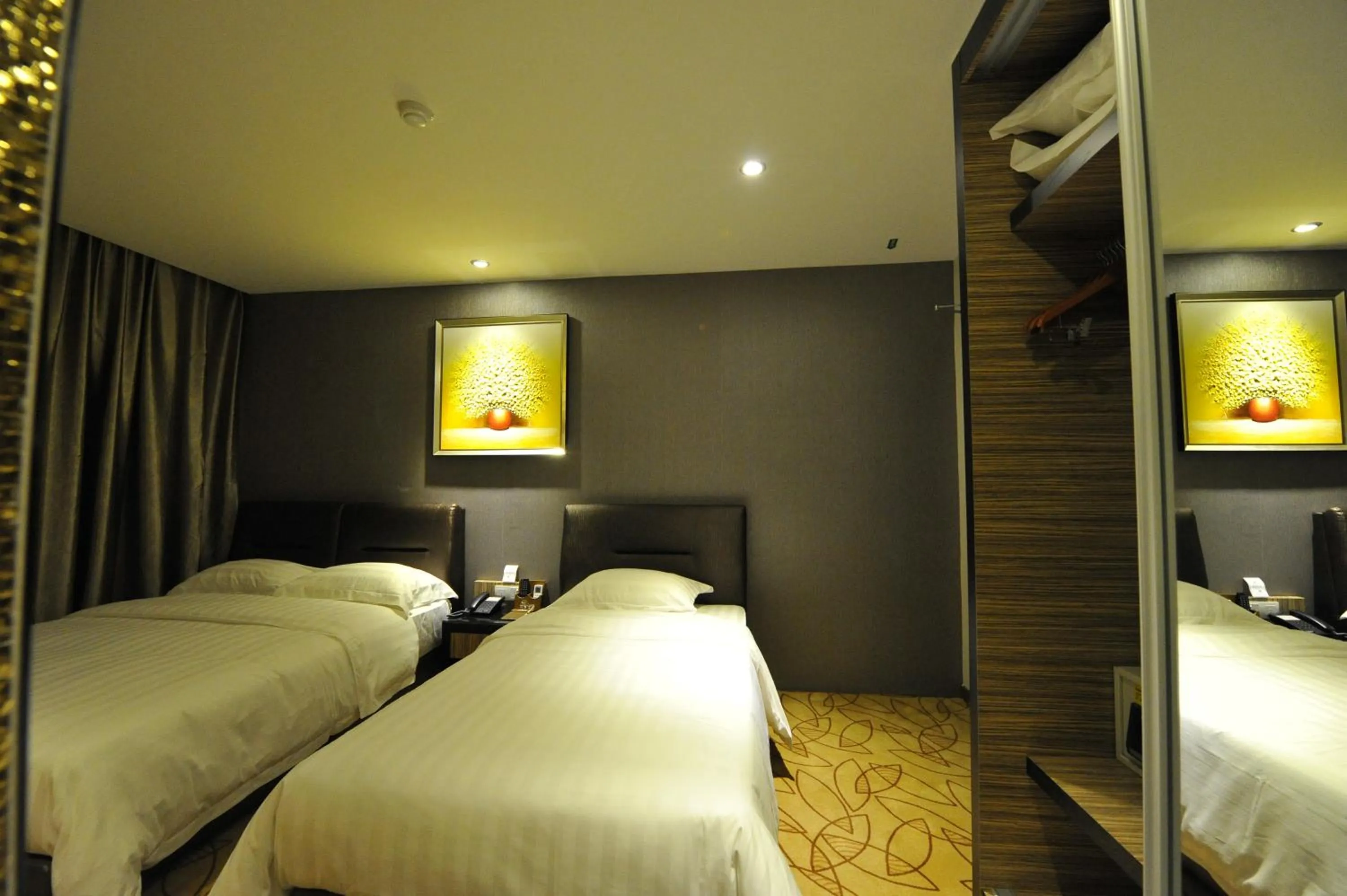 Photo of the whole room, Bed in Milano Hotel