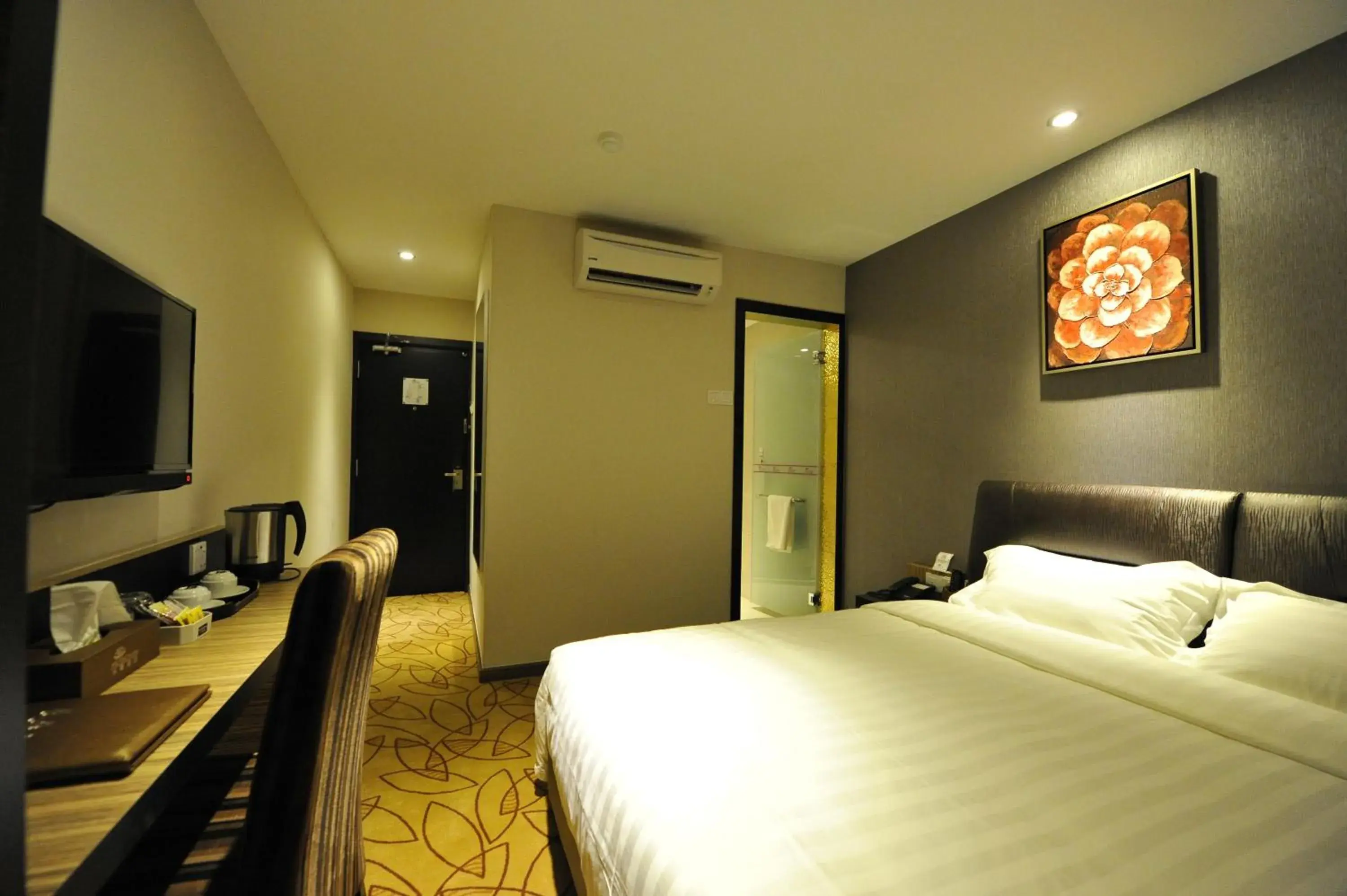 Photo of the whole room, Bed in Milano Hotel Photo of the whole room, Bed in Milano Hotel