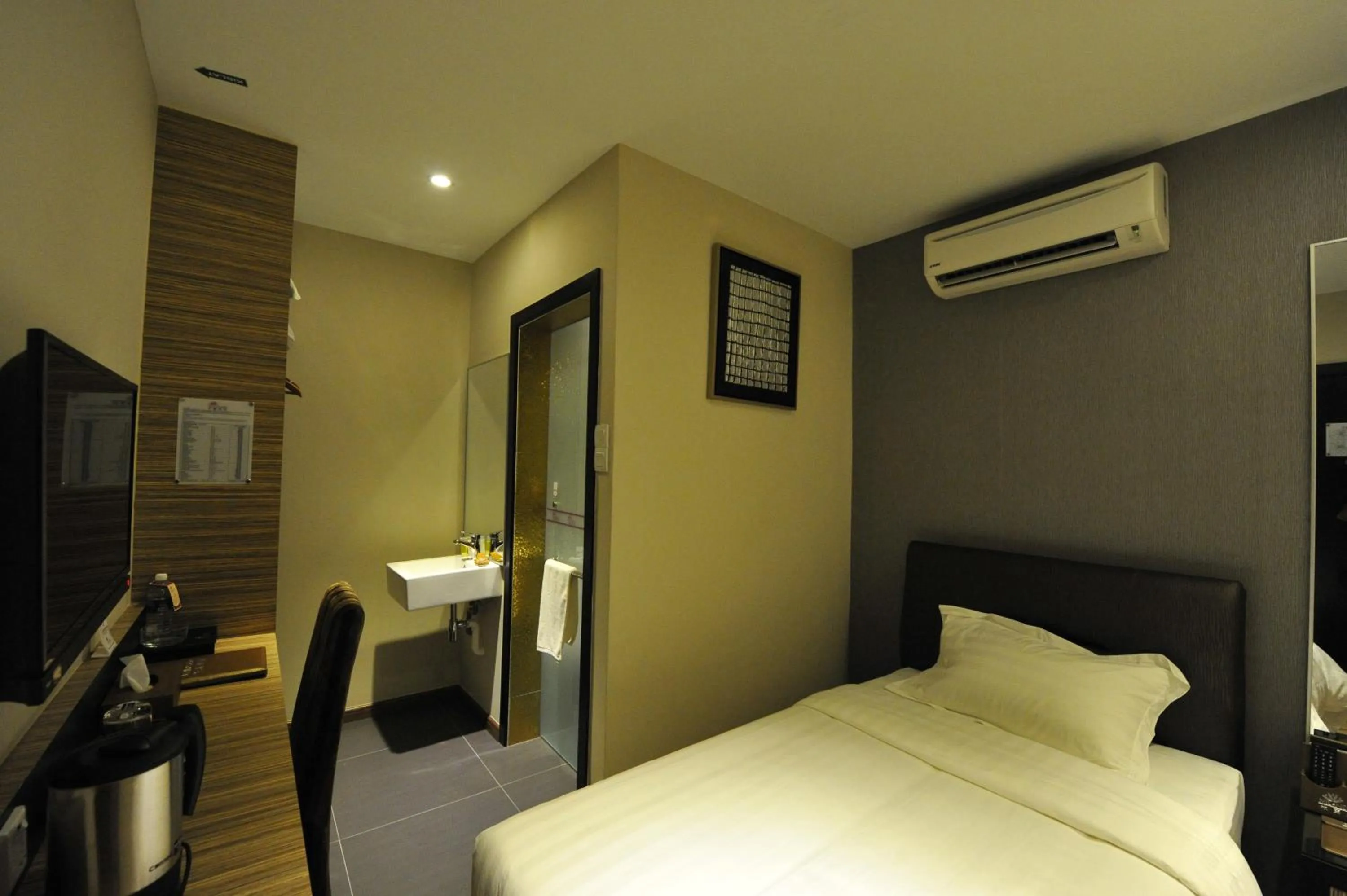 Photo of the whole room, Bed in Milano Hotel