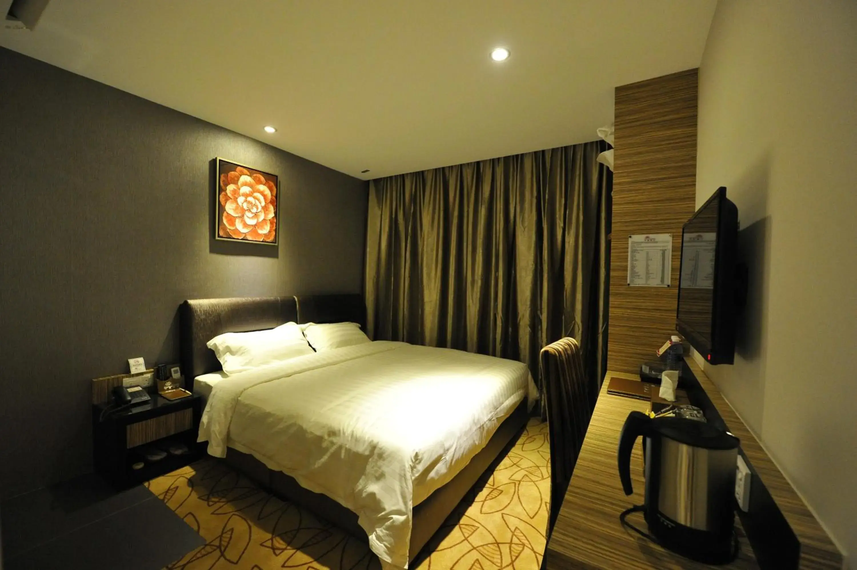 Photo of the whole room, Bed in Milano Hotel Photo of the whole room, Bed in Milano Hotel