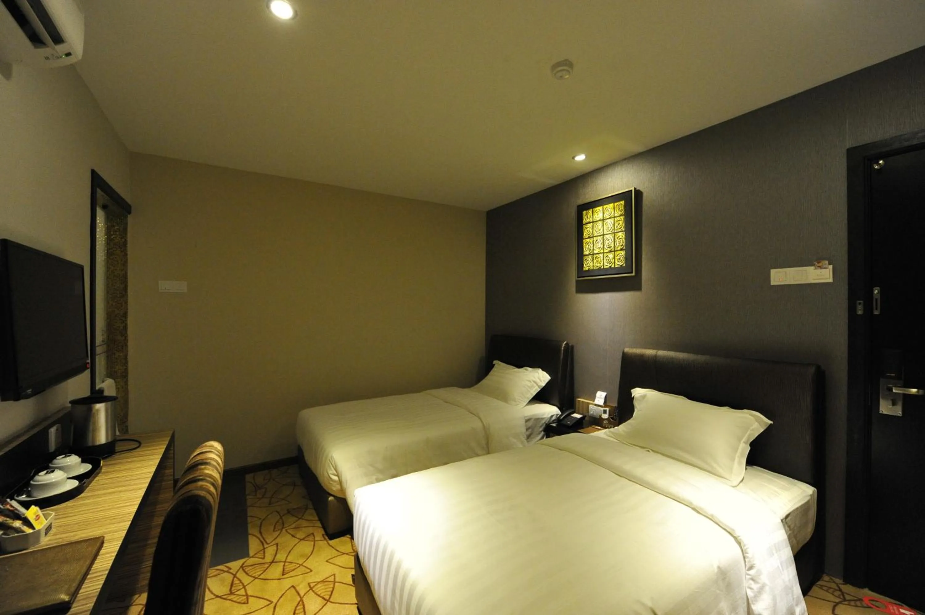 Photo of the whole room, Bed in Milano Hotel