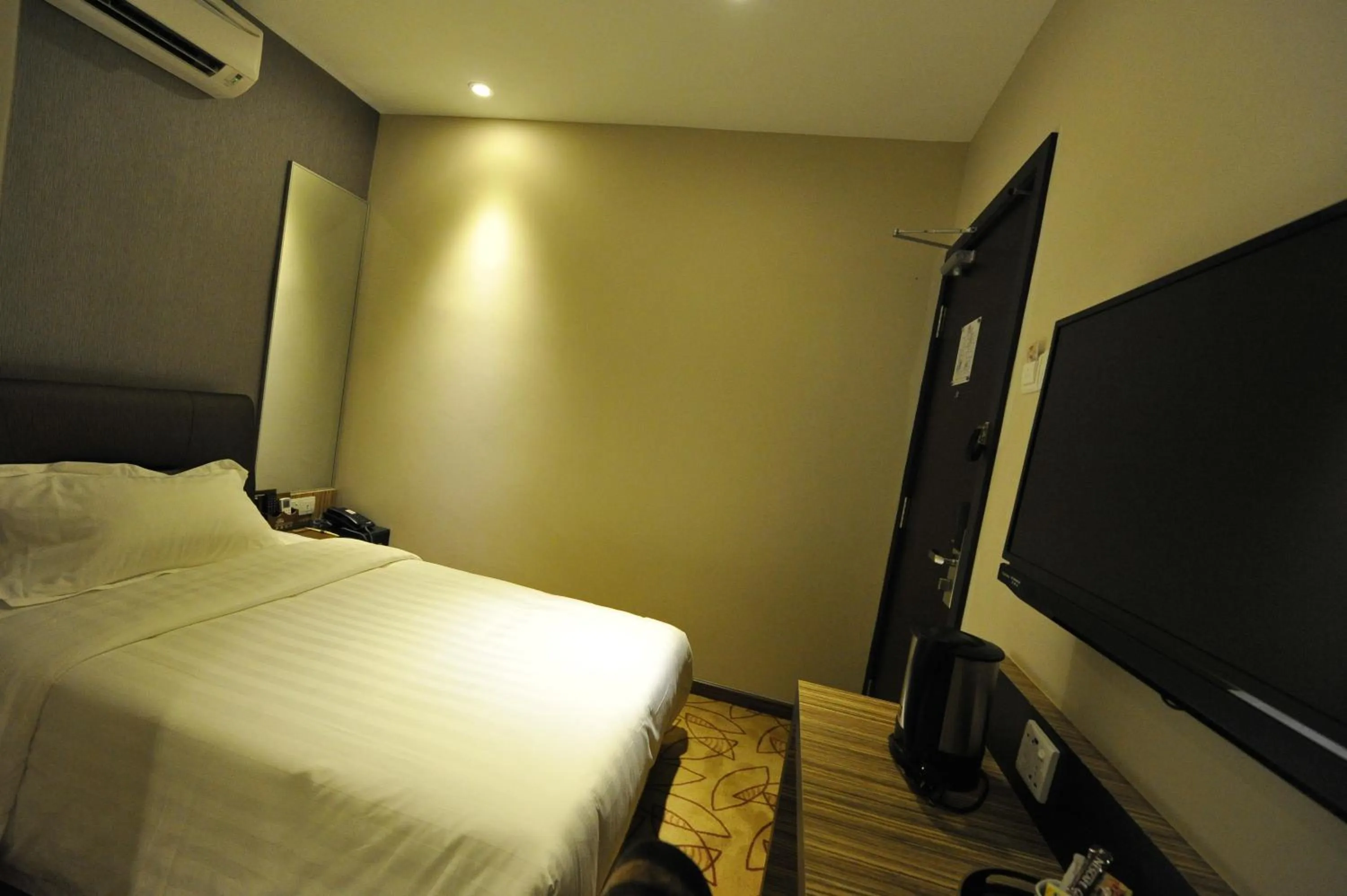 Photo of the whole room, Bed in Milano Hotel