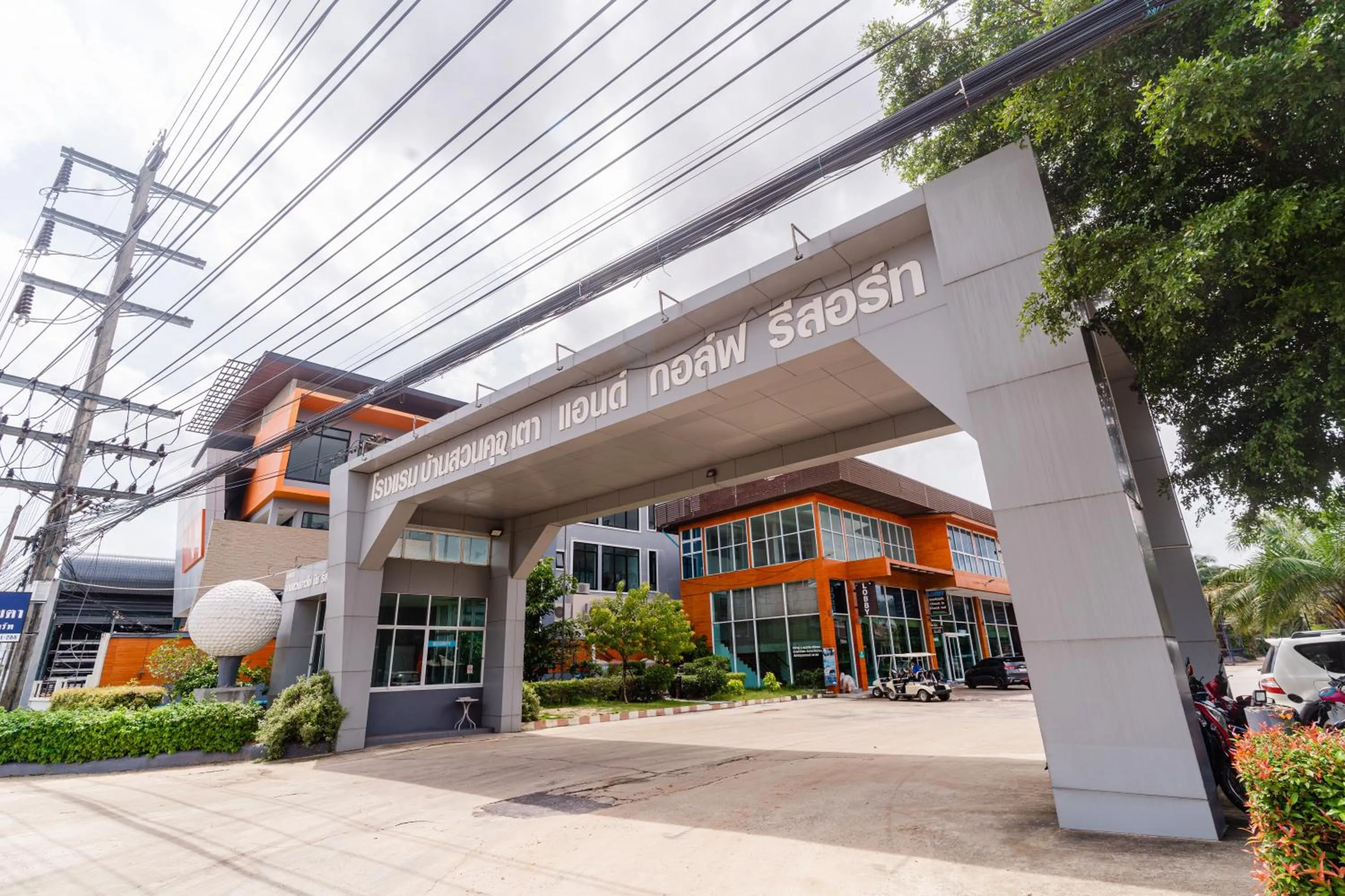 Facade/entrance in Baan Suan Khun Ta and Golf Resort