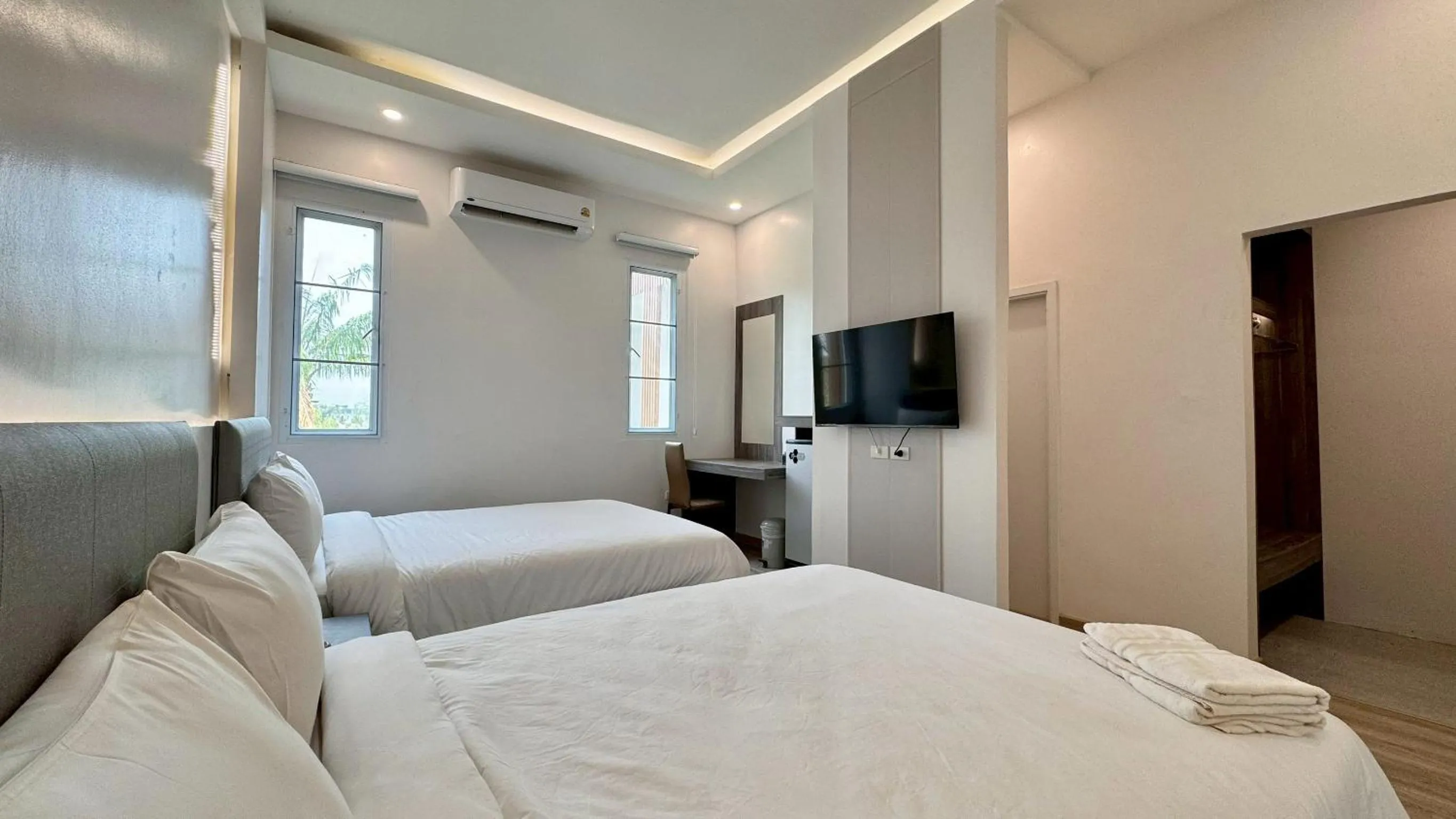 Communal lounge/ TV room, Bed in Baan Suan Khun Ta and Golf Resort