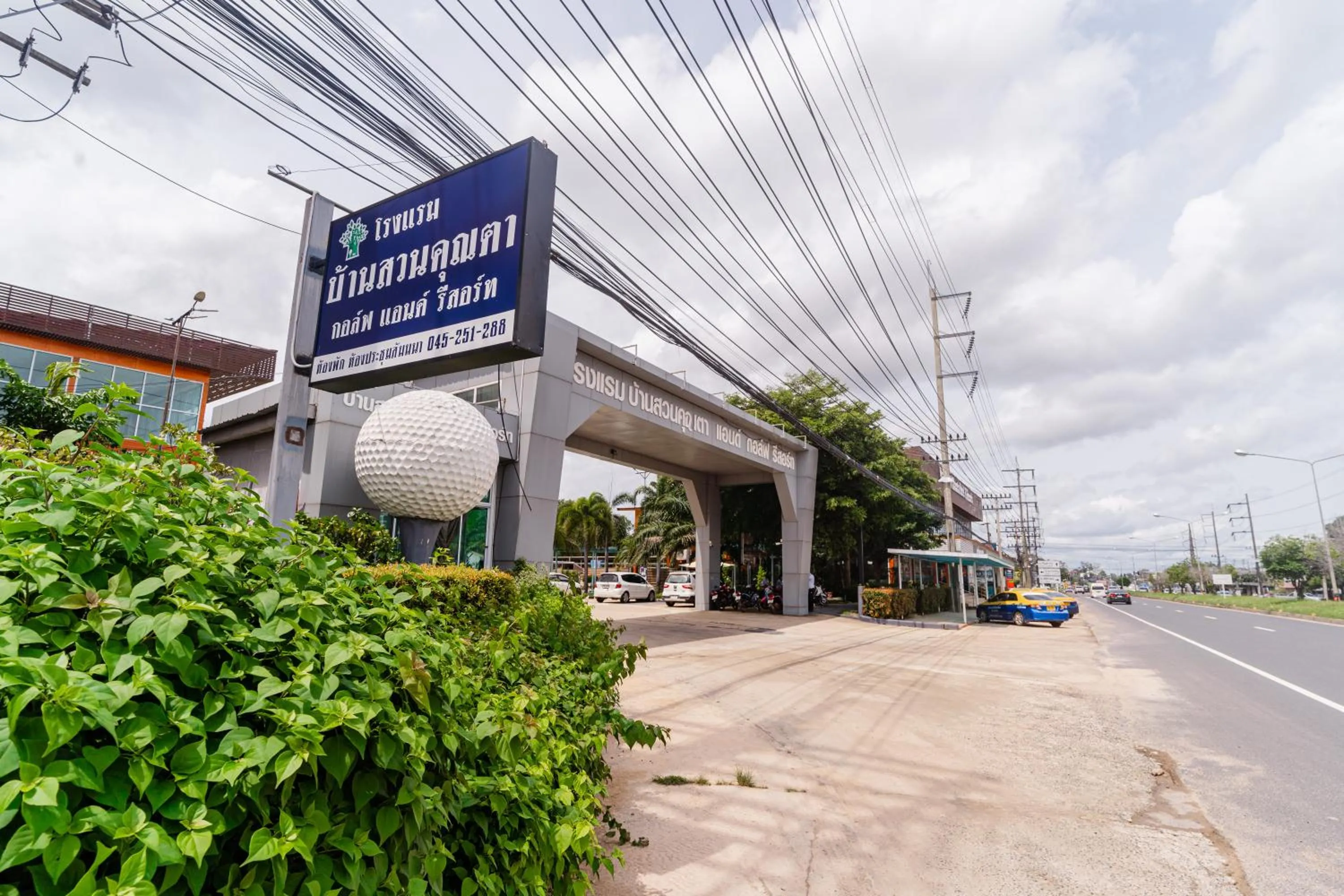 Facade/entrance in Baan Suan Khun Ta and Golf Resort