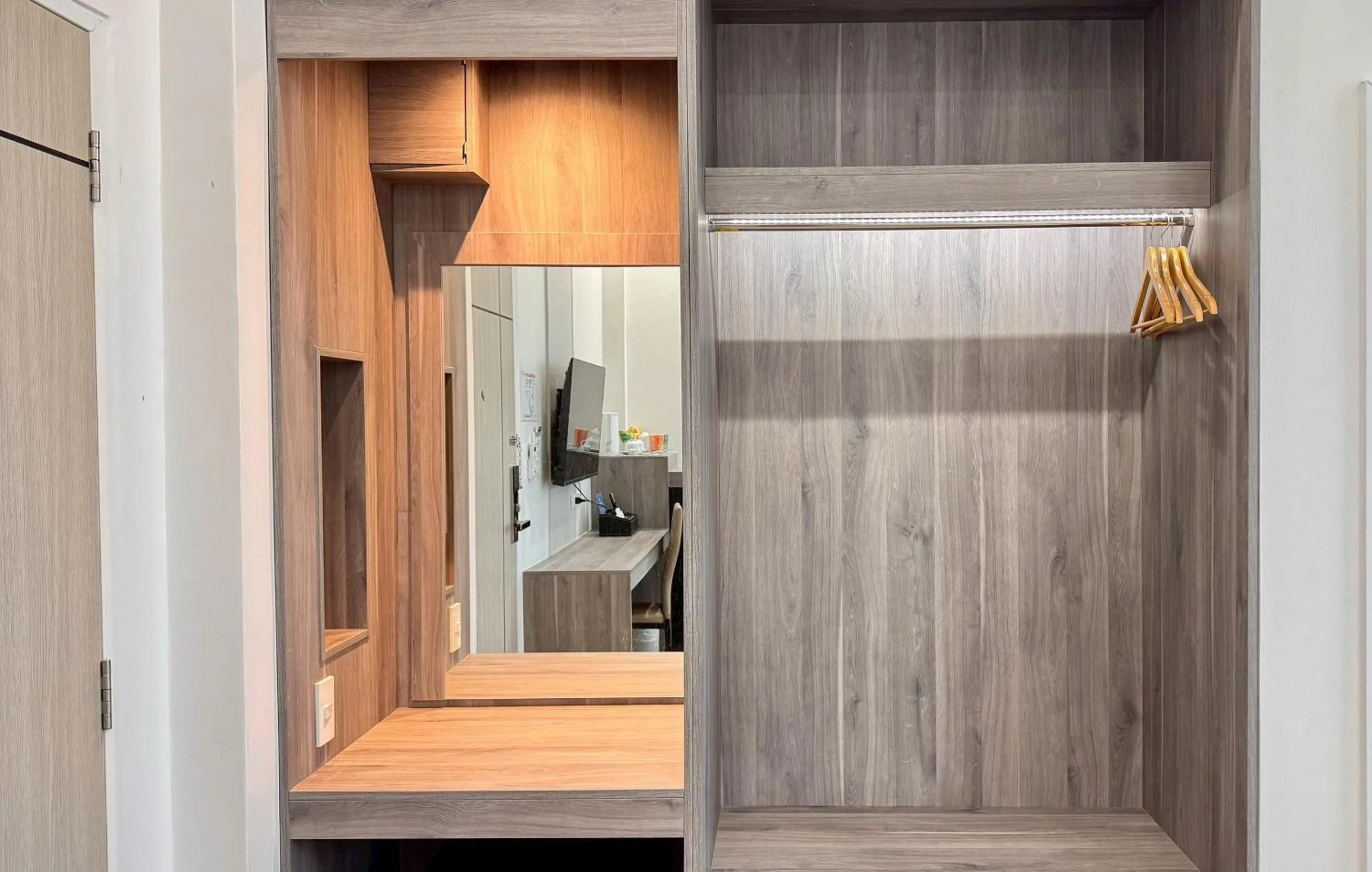 wardrobe in Baan Suan Khun Ta and Golf Resort