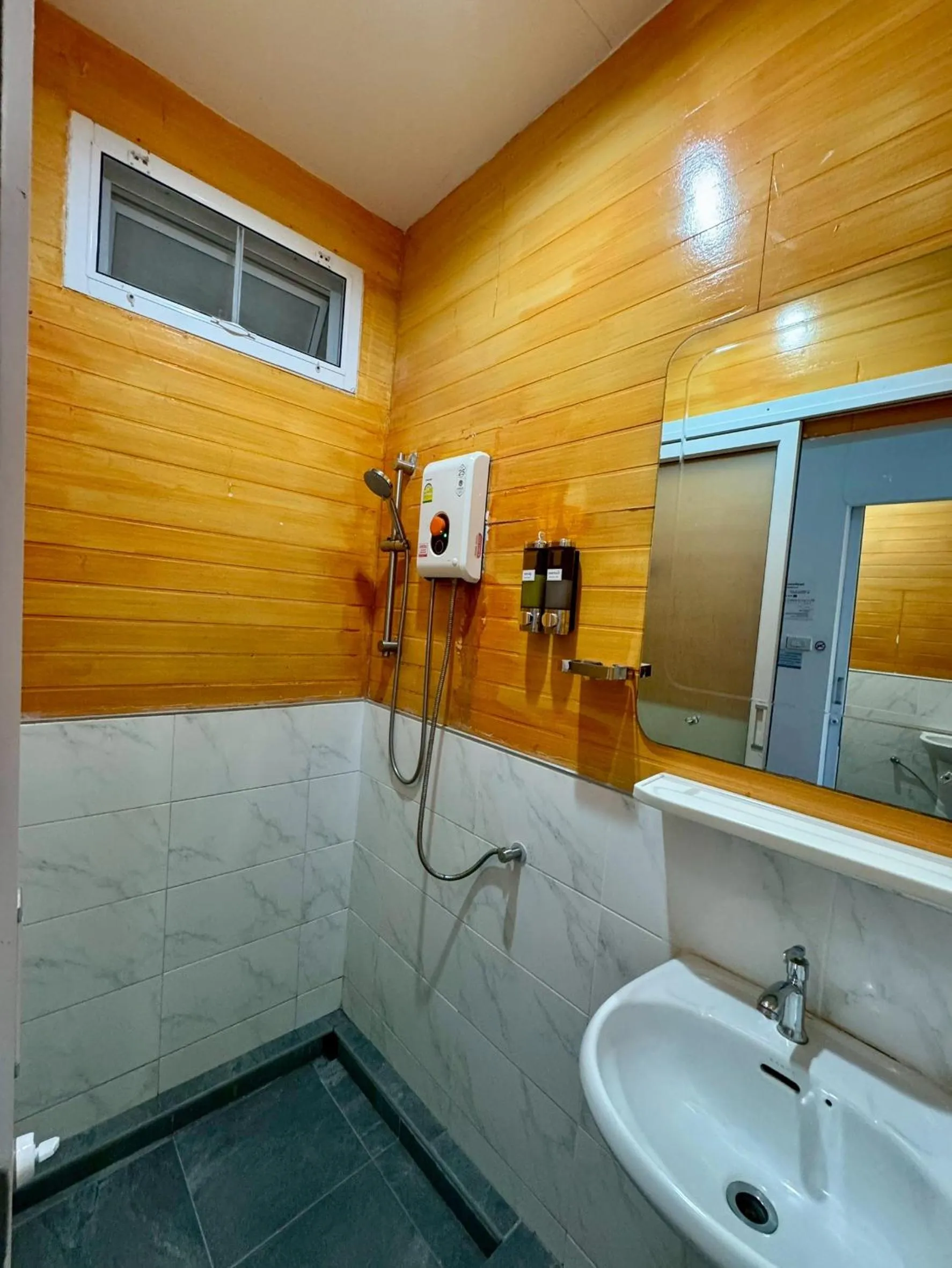 Shower in Baan Suan Khun Ta and Golf Resort