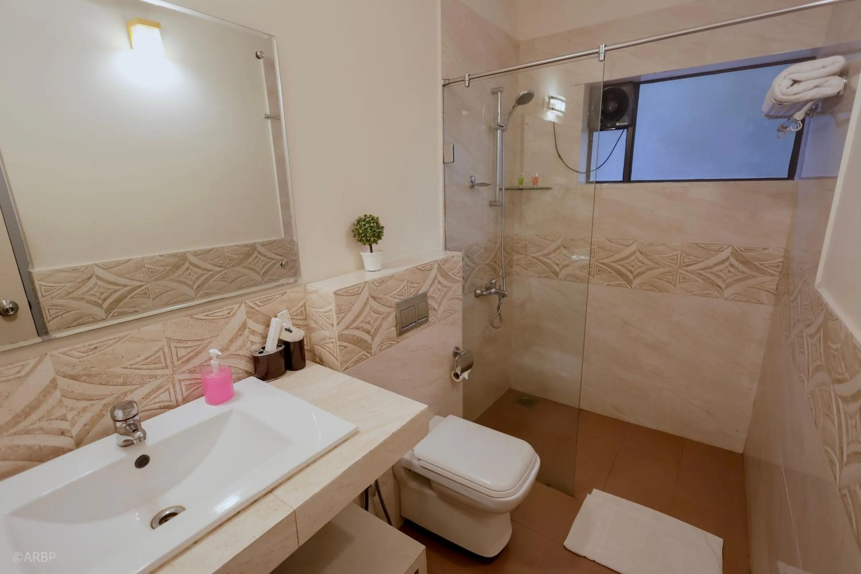 Bathroom in La Sunila suites Baga by WSI