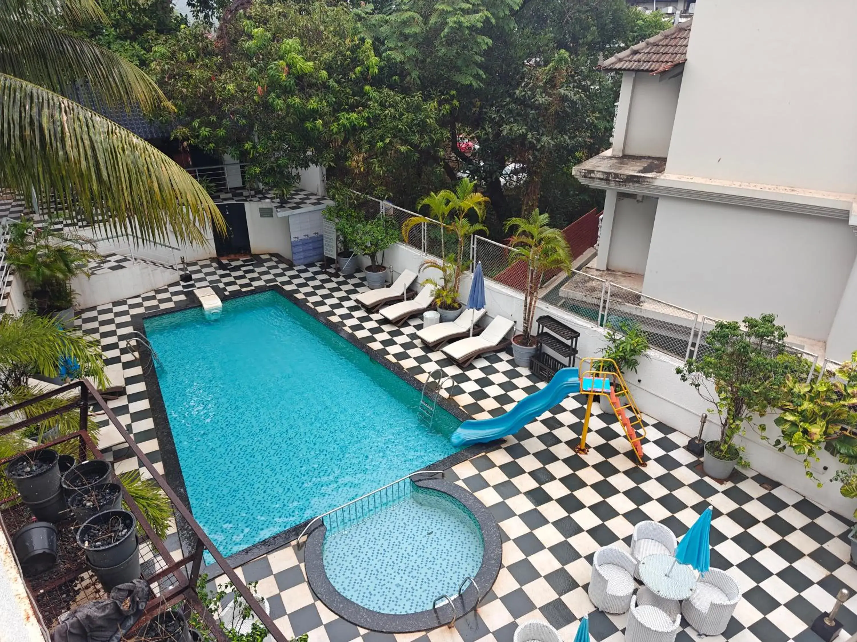 Property building in La Sunila suites Baga by WSI Property building in La Sunila suites Baga by WSI