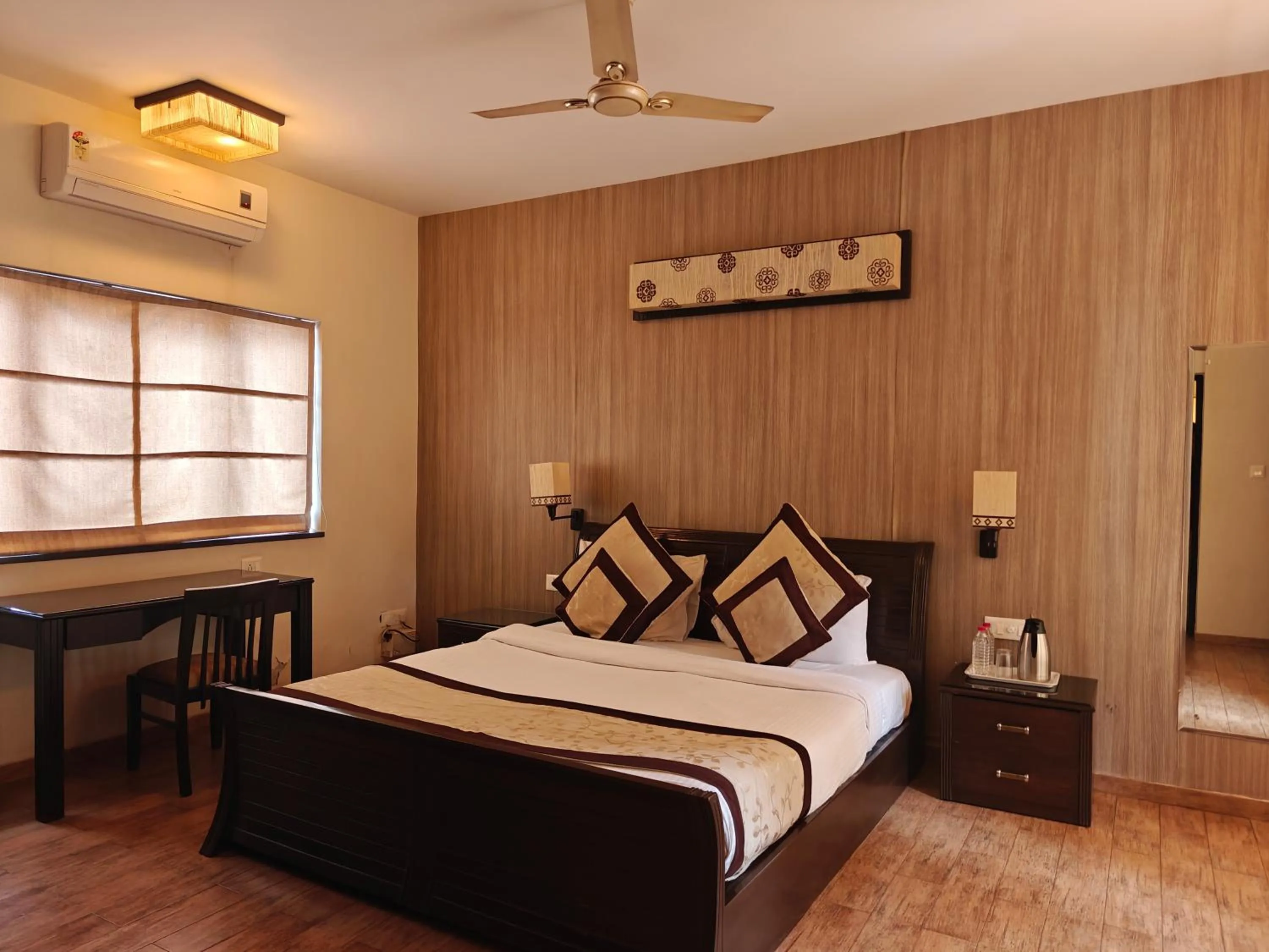 Photo of the whole room, Bed in La Sunila suites Baga by WSI