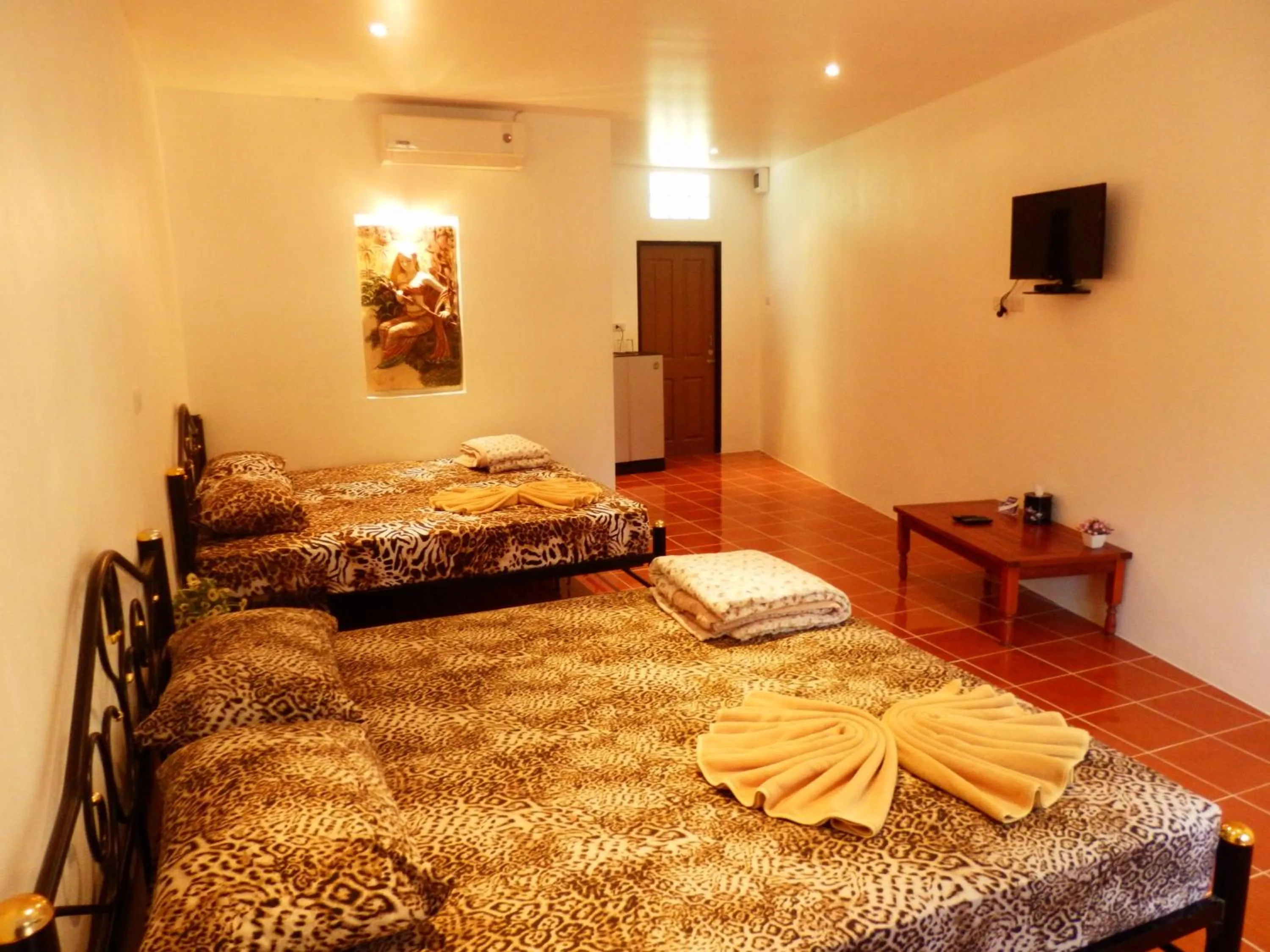 Photo of the whole room, Bed in Kevin Resort