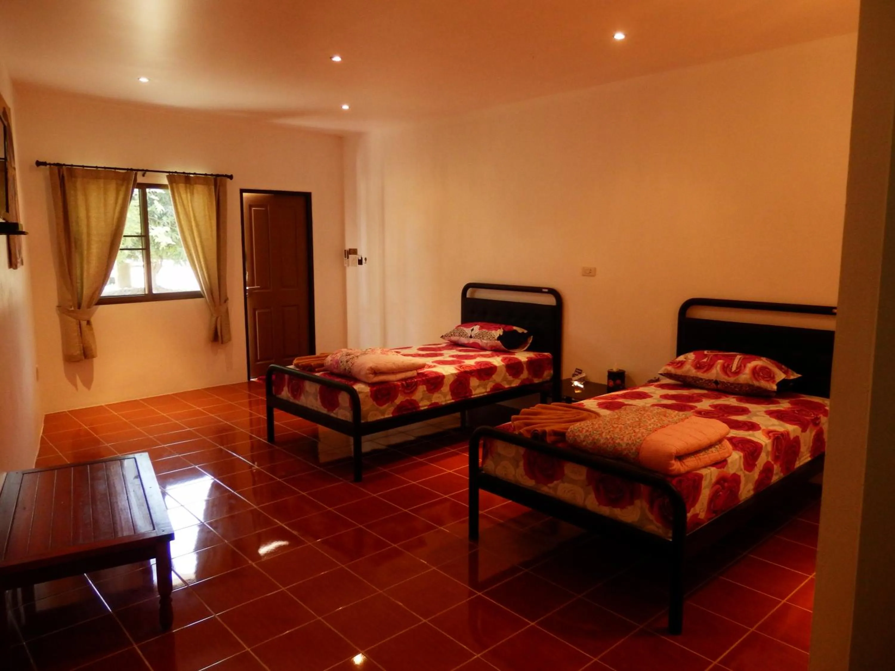 Photo of the whole room, Bed in Kevin Resort