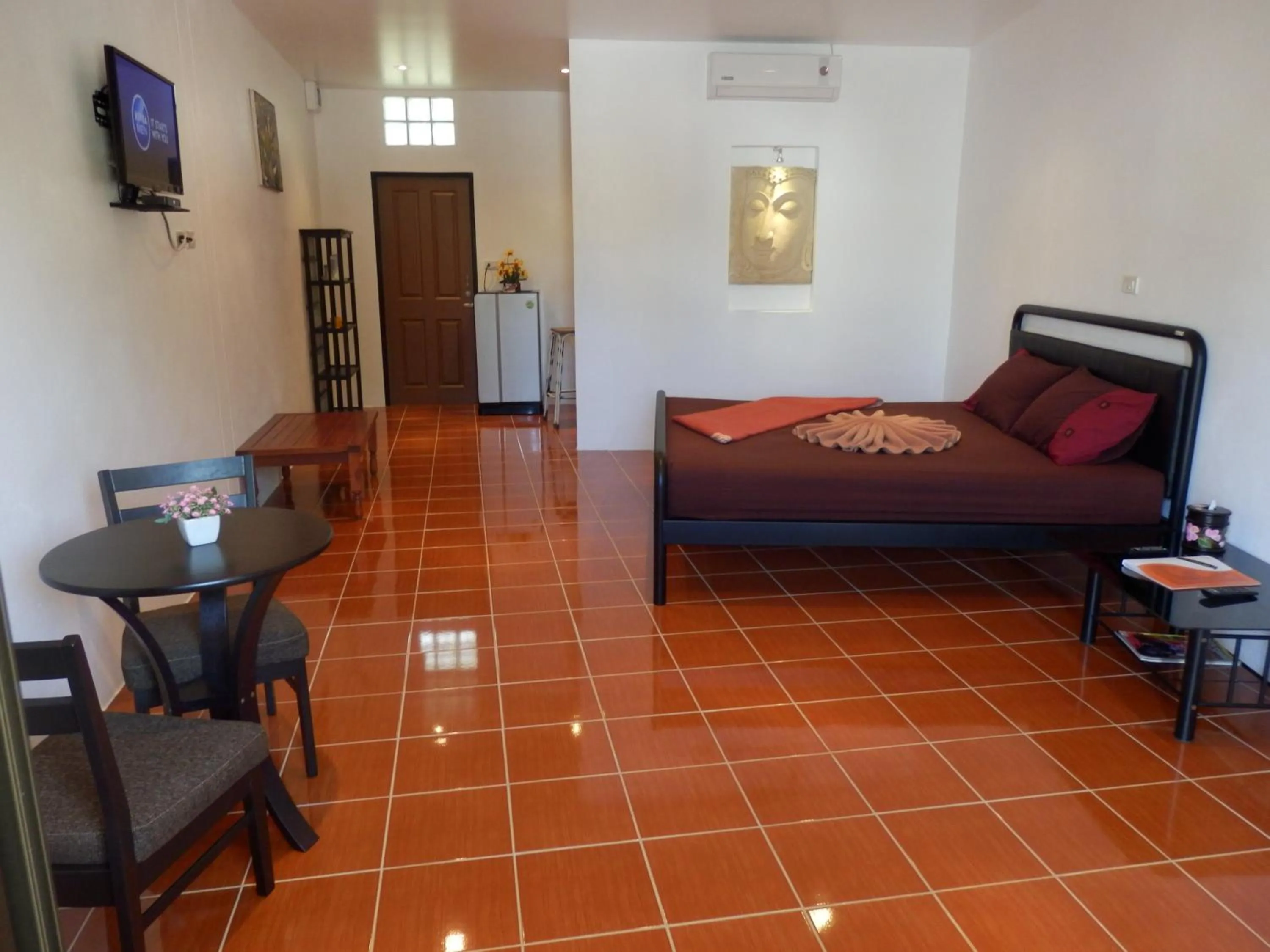 Photo of the whole room, Bed in Kevin Resort