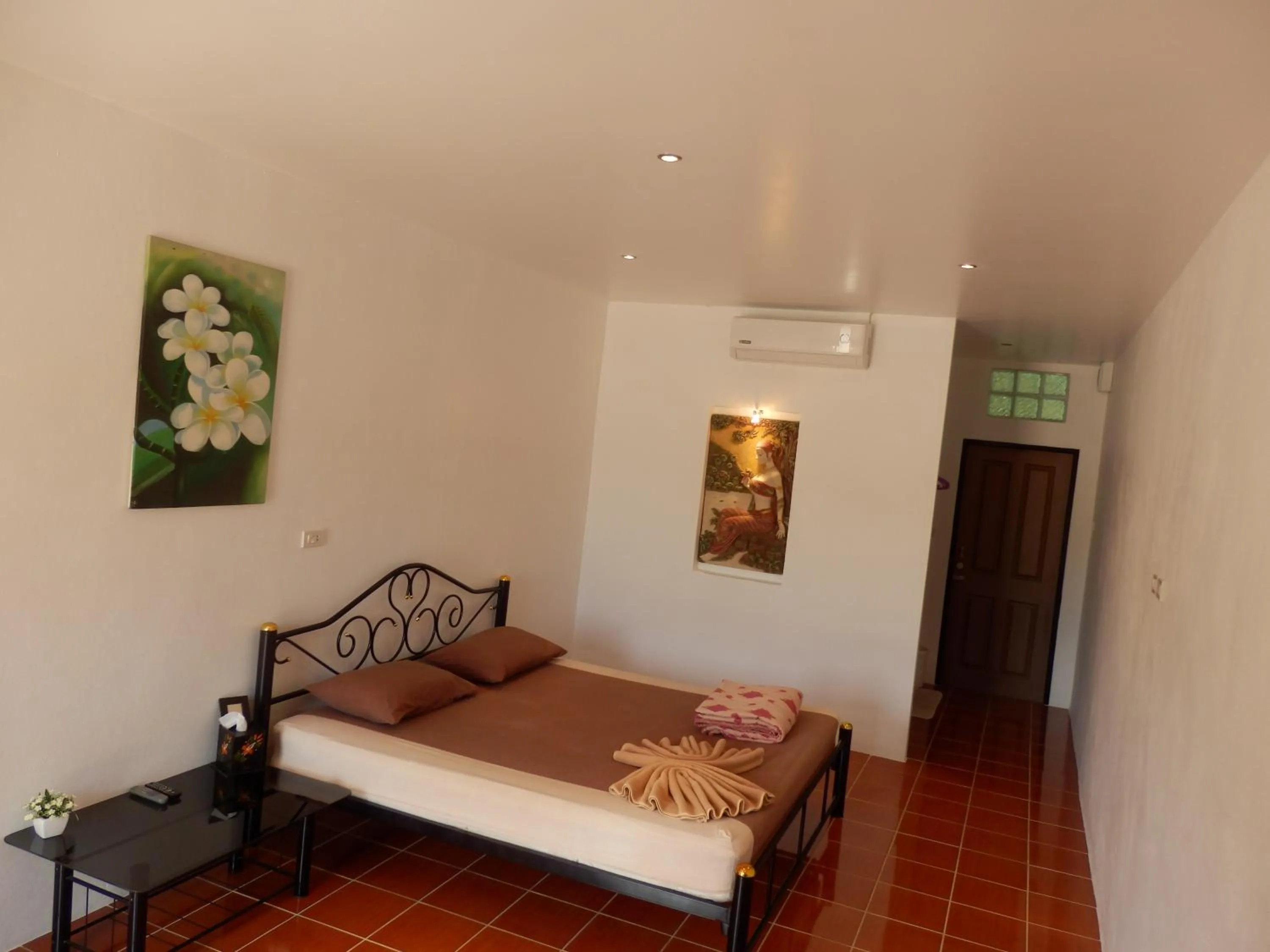 Photo of the whole room, Bed in Kevin Resort