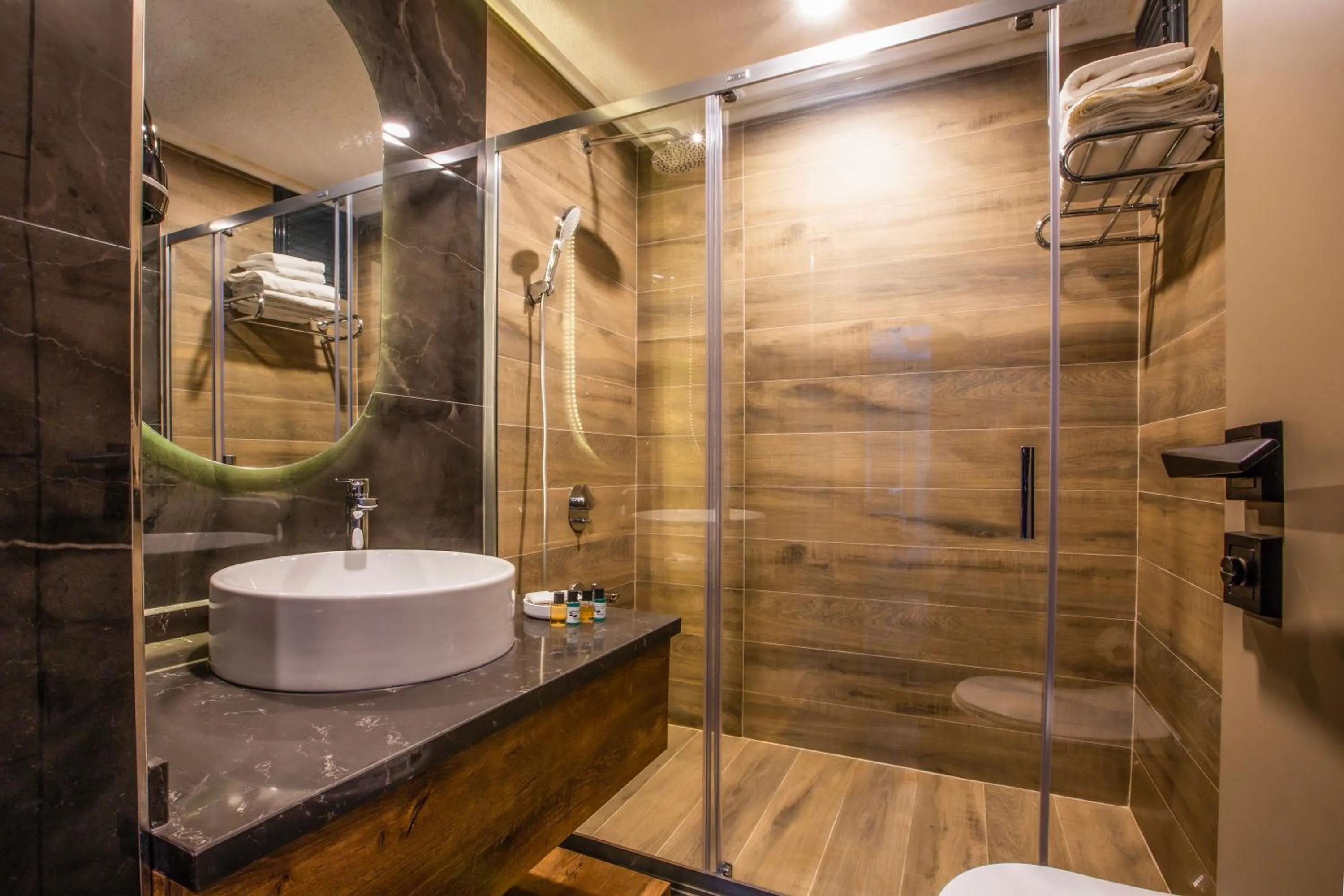 Shower in NEHİR OTEL