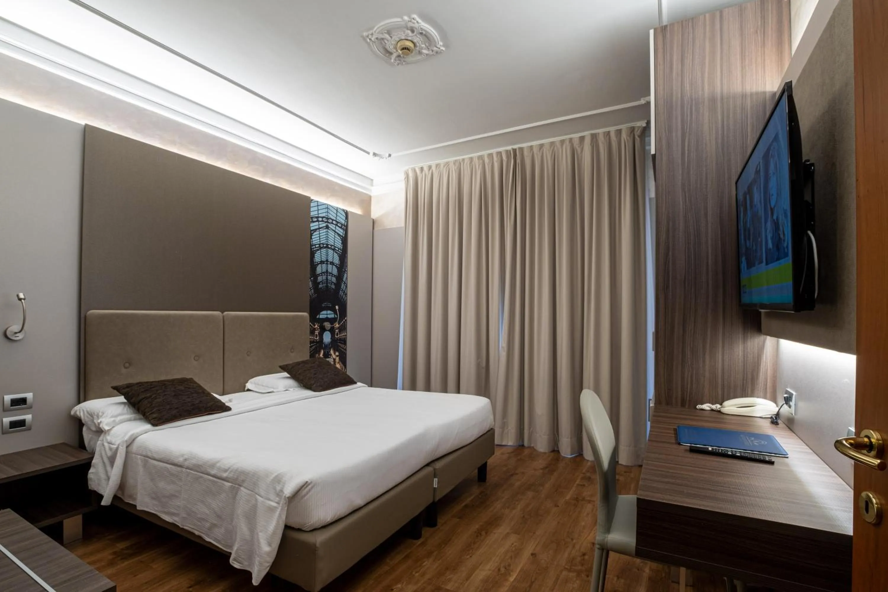 Photo of the whole room, Bed in Hotel Mythos