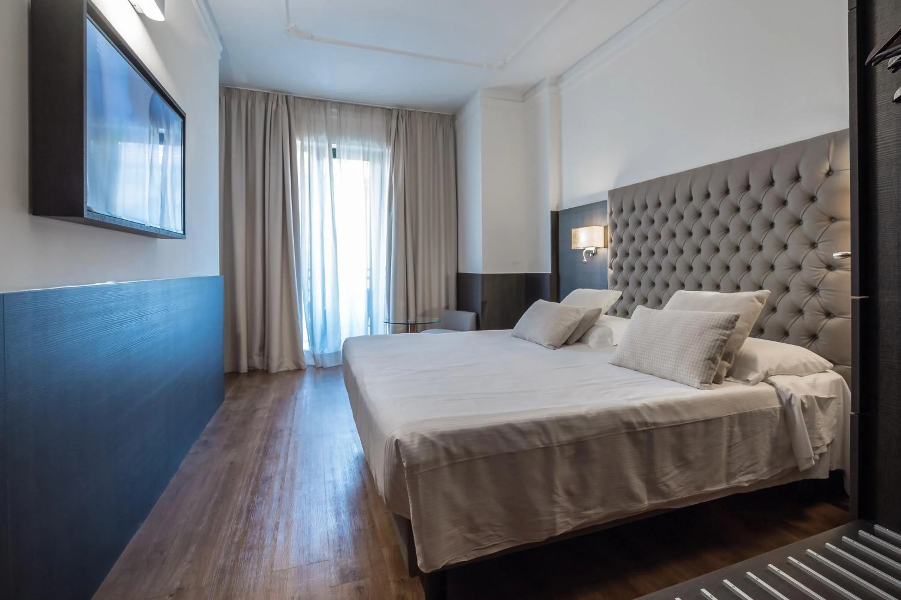 Photo of the whole room, Bed in Hotel Mythos