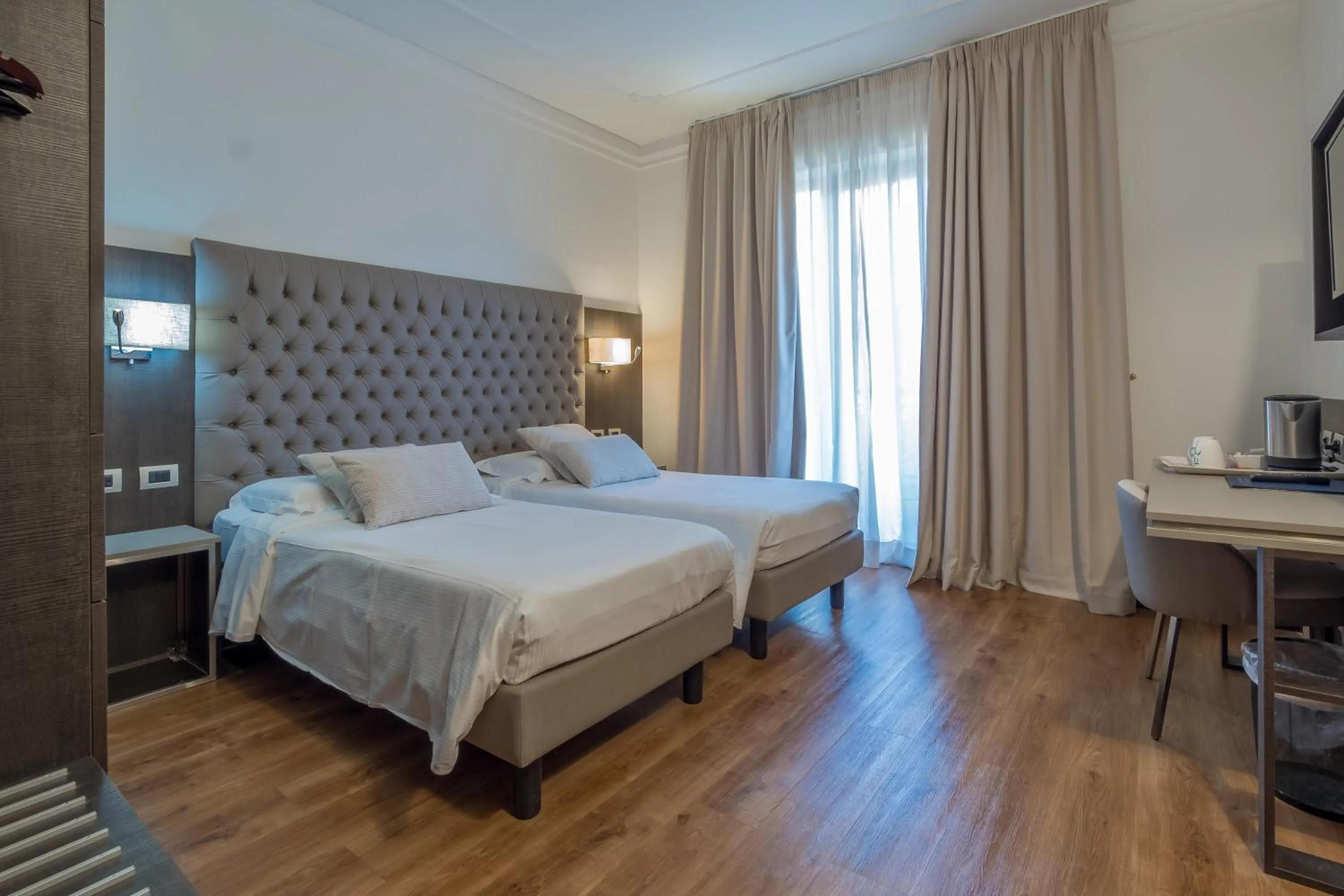 Photo of the whole room, Bed in Hotel Mythos