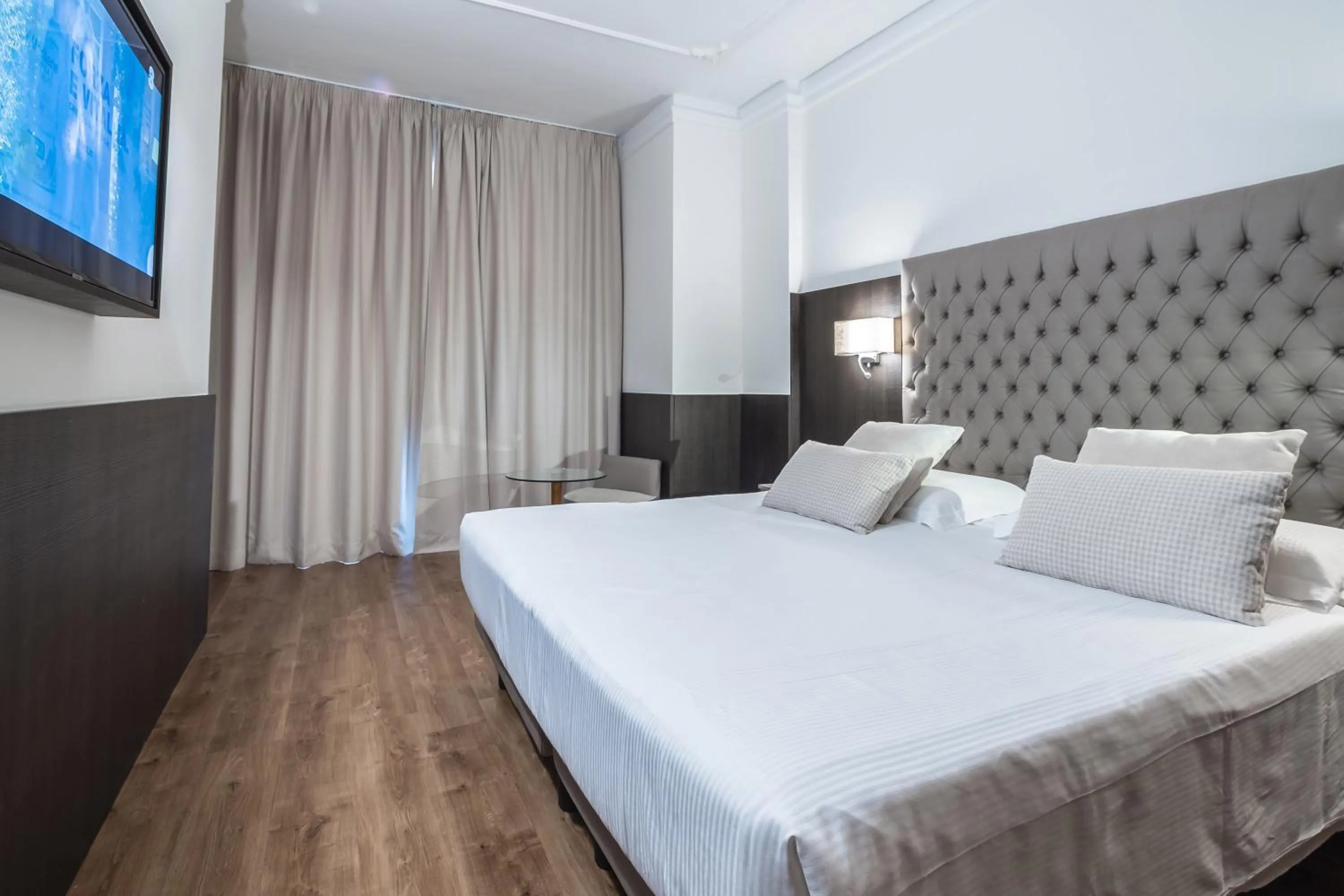 Photo of the whole room, Bed in Hotel Mythos