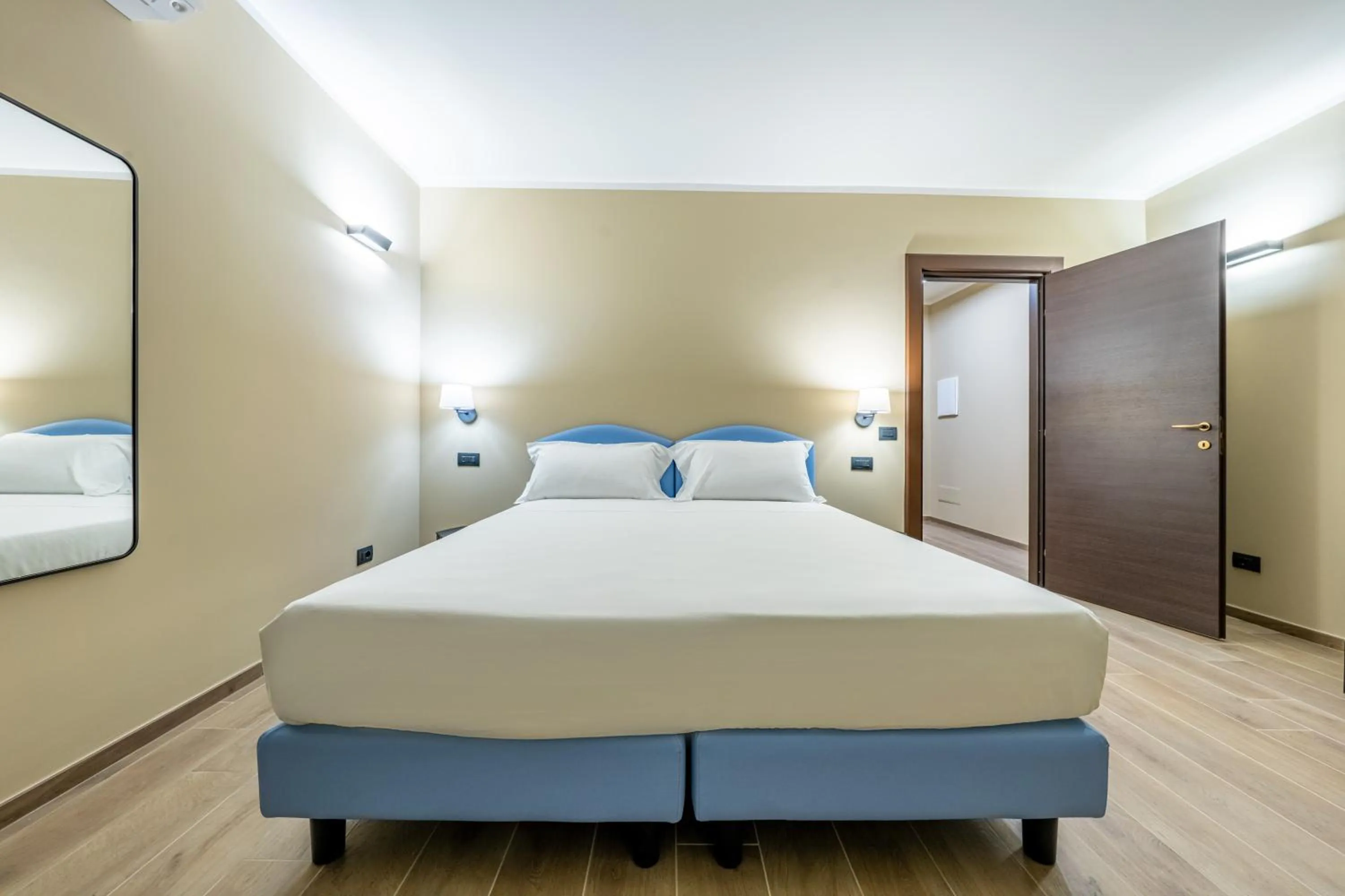 Bed in Motel Hotel Charlie