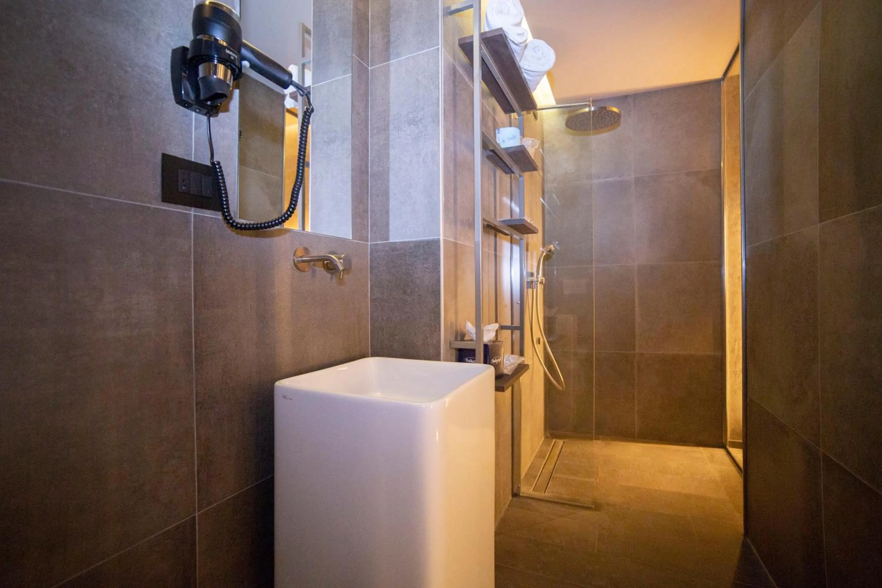 Shower in Motel Hotel Charlie