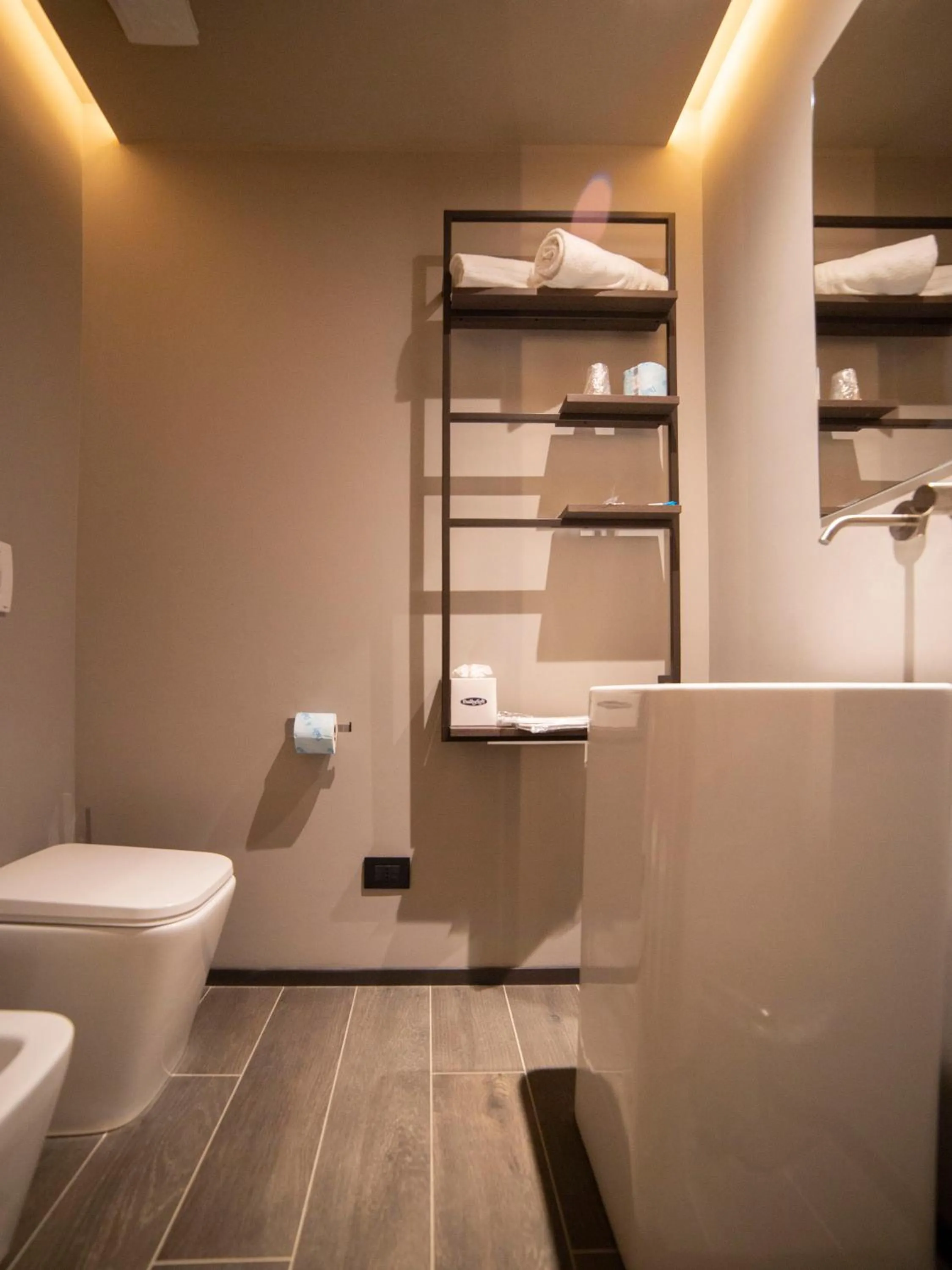 Toilet in Motel Hotel Charlie