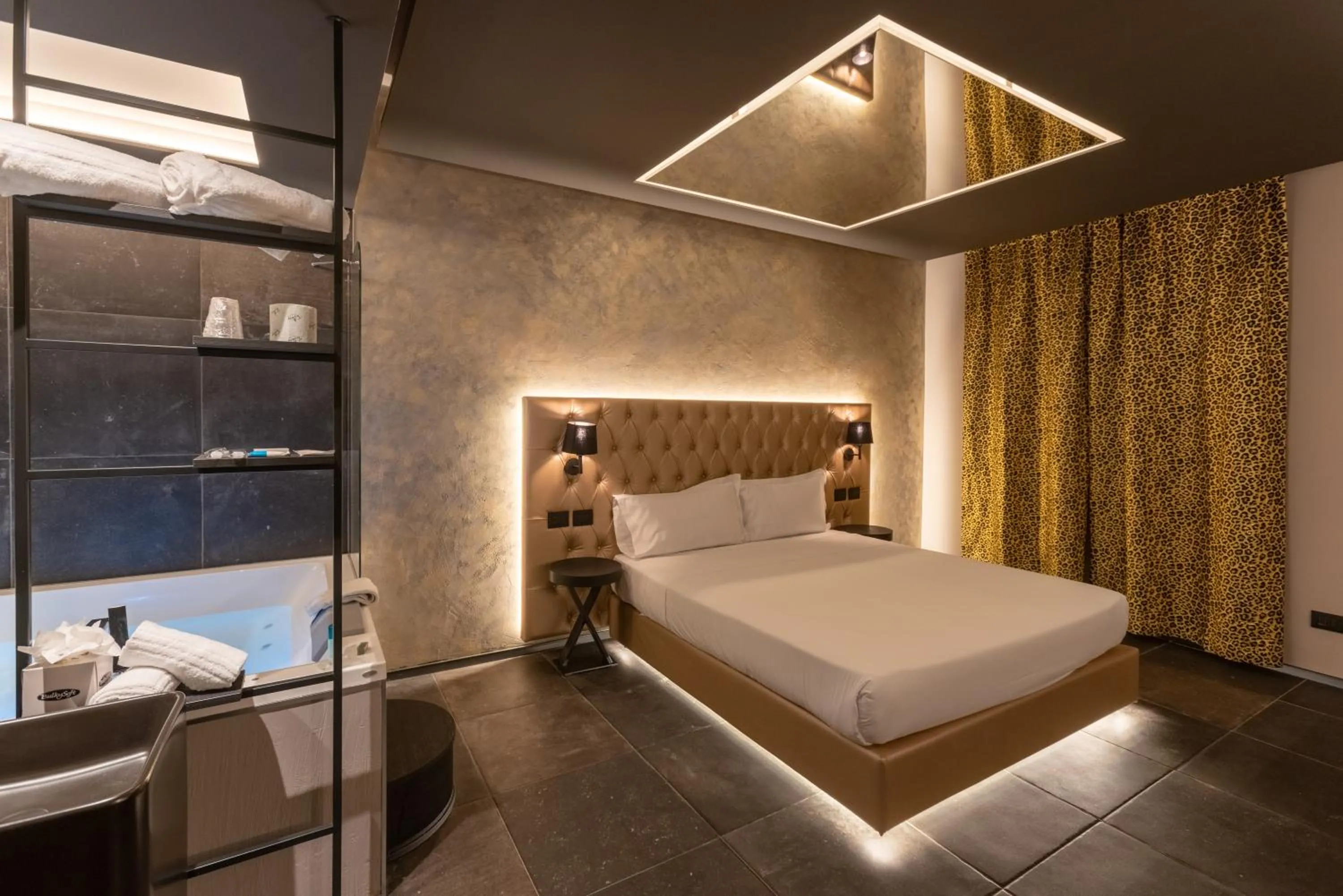 Bed in Motel Hotel Charlie