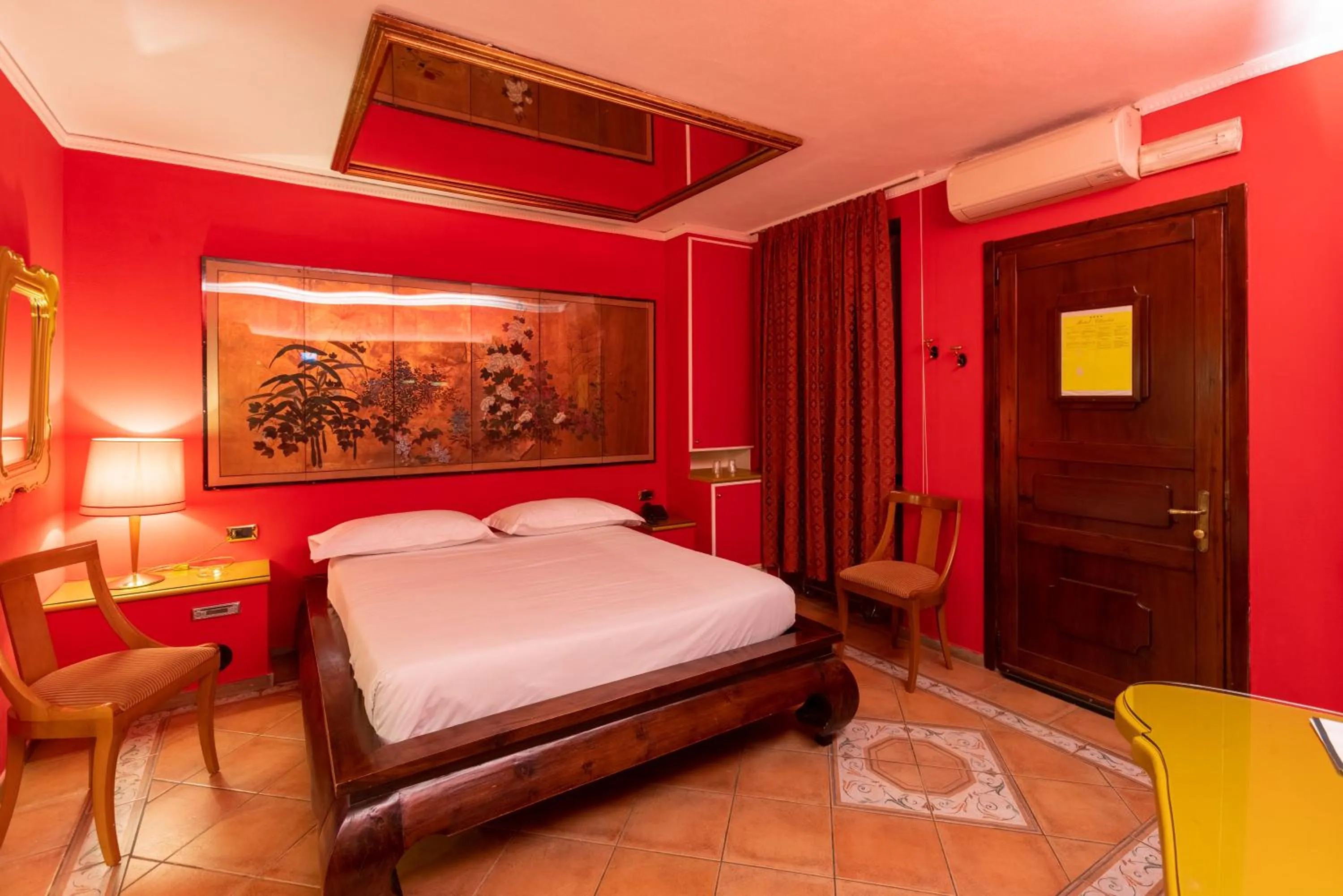 Bed in Motel Hotel Charlie