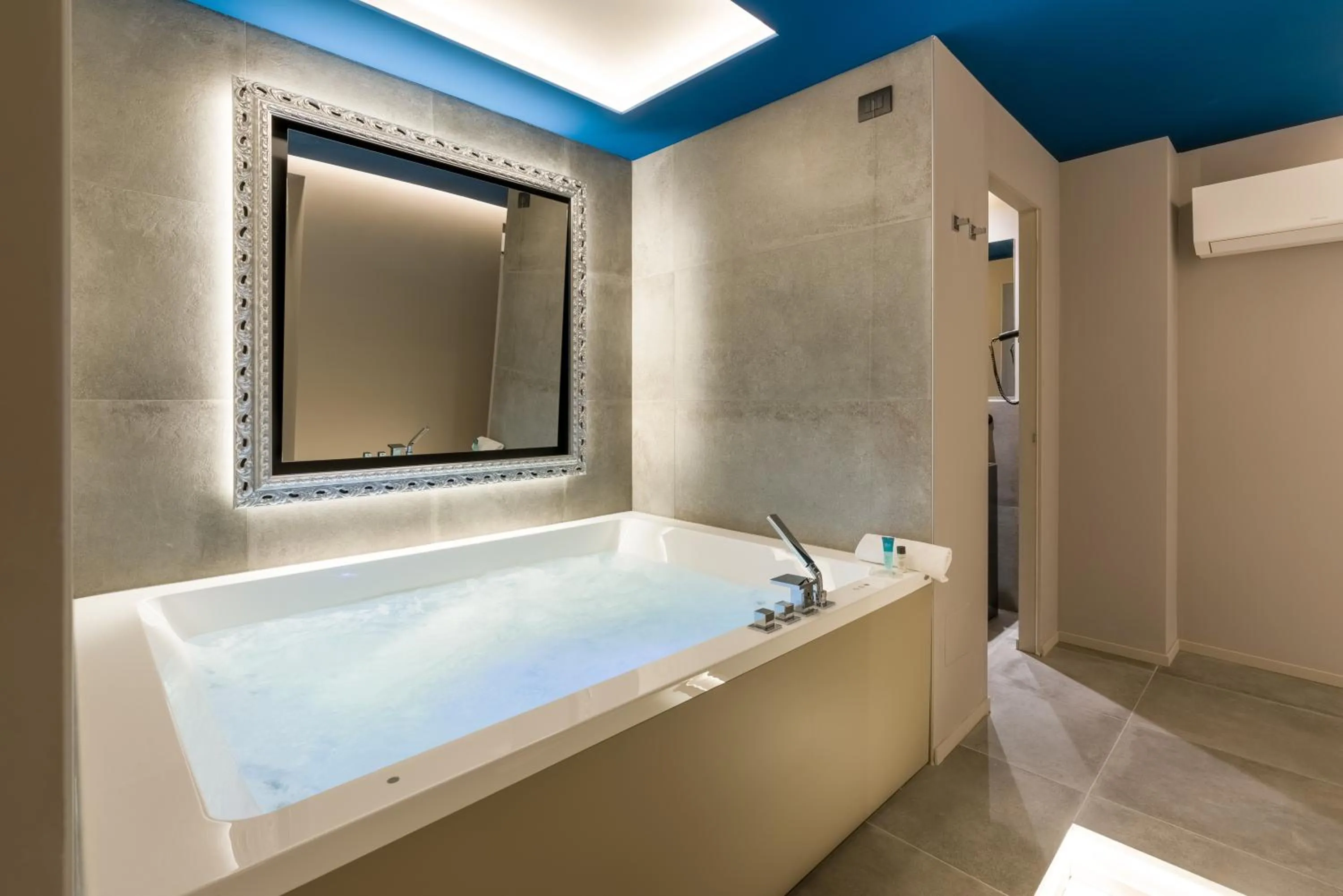 Hot Tub in Motel Hotel Charlie