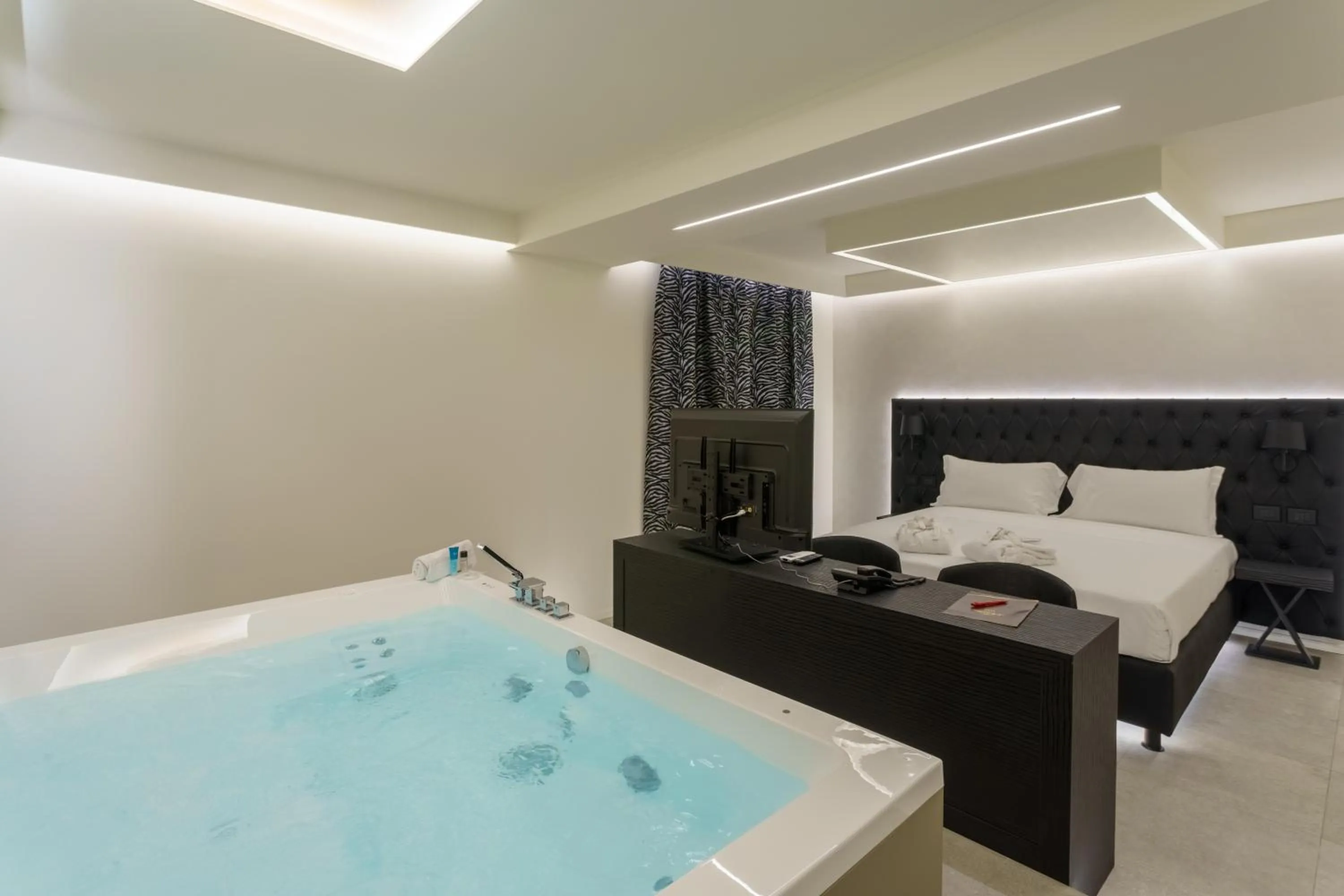 Bed in Motel Hotel Charlie